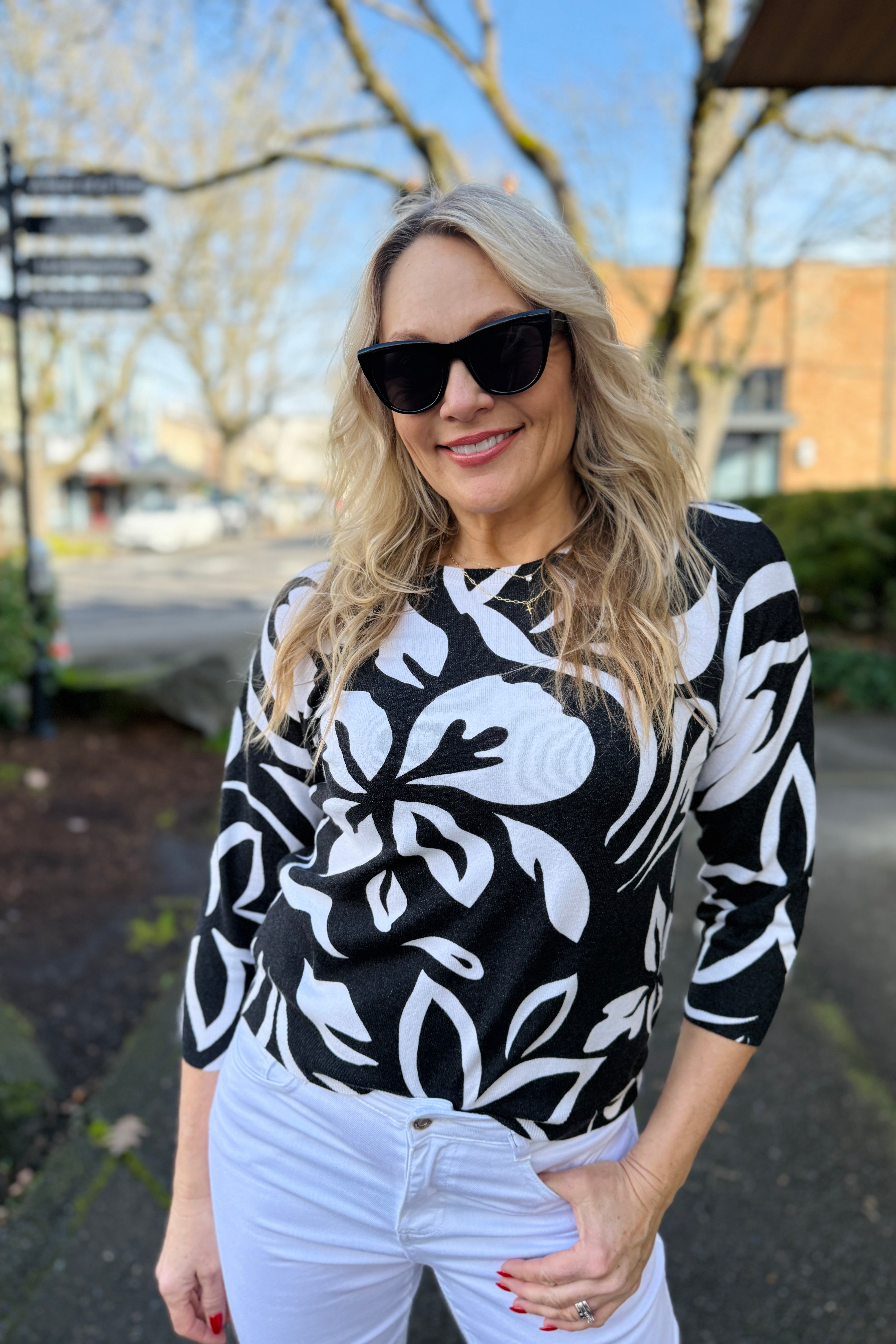 What a fun top to add a little print to your wardrobe. Styled with white pants but could easily be worn with denim or a black skirt. Such the Arktana Vibe!