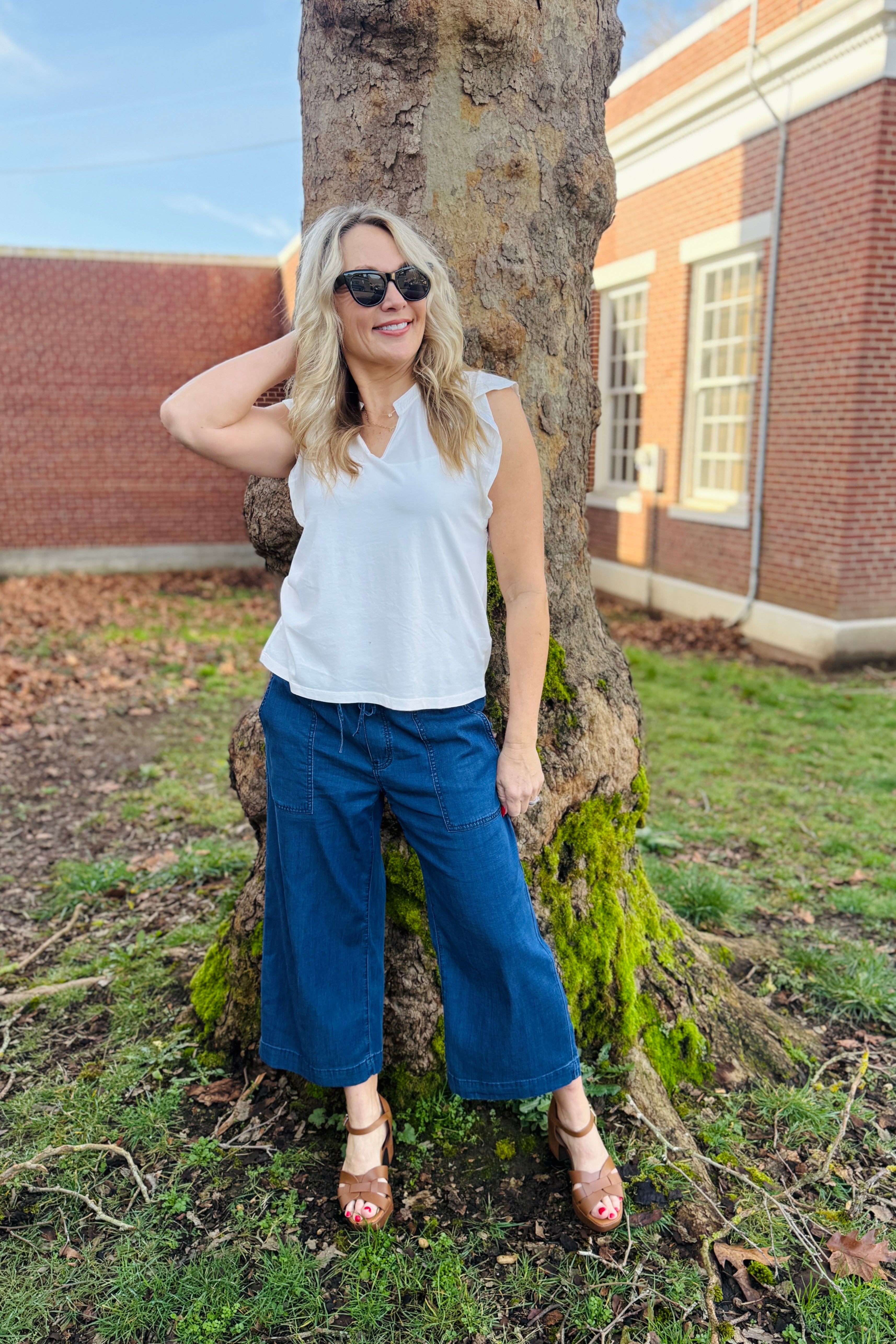A comfy jogger that looks like a denim, yes please! Arktana loves style and comfort and these pants check the boxes on both. The stretchy waistband and tie are such fun details.