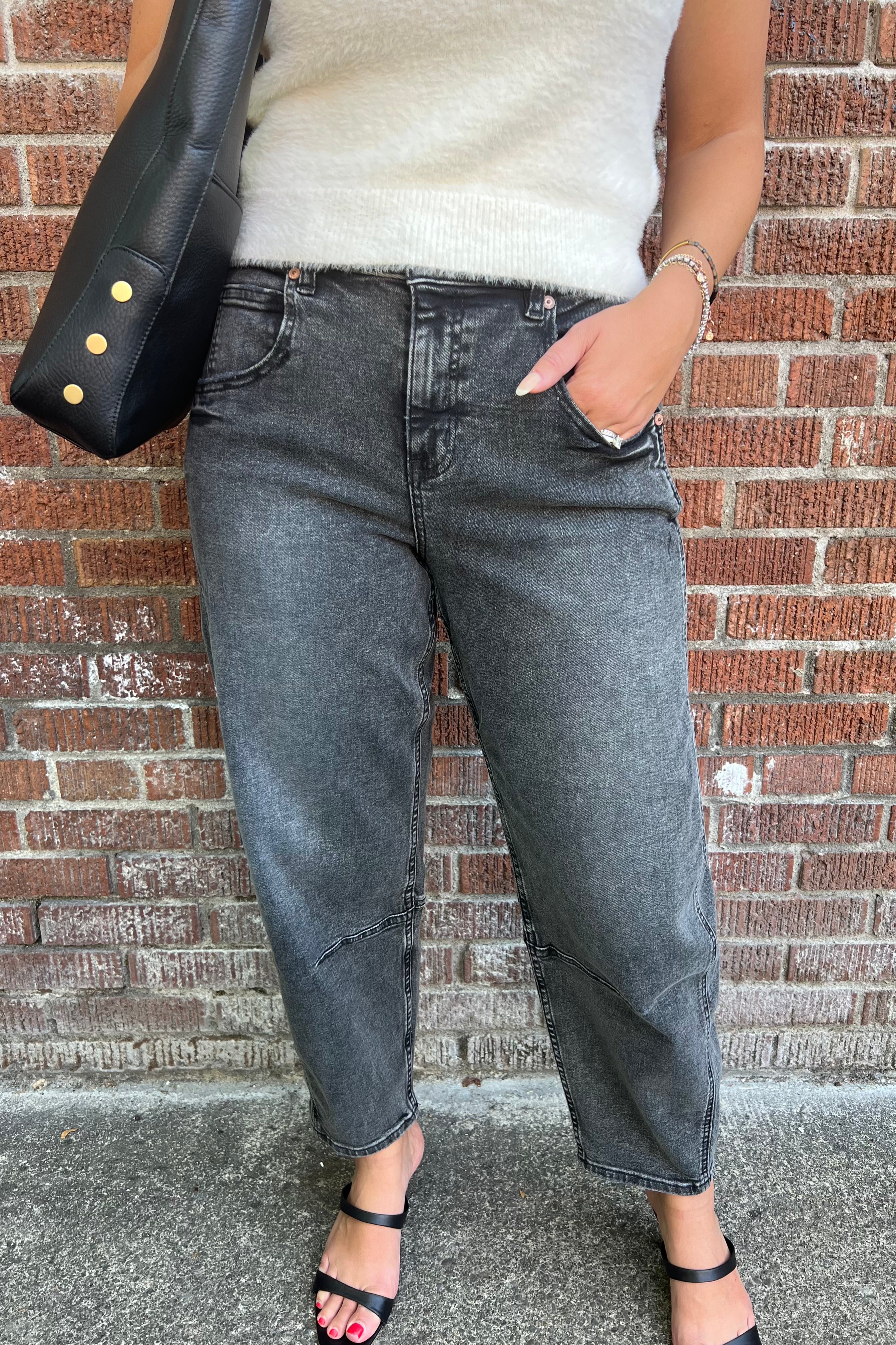 These Audrey Girlfriend Barrel Denim jeans combine relaxed comfort with refined details. Featuring casual barrel legs cropped for a modern silhouette, they include front pleats and hem darts that add subtle structure to the tapered design. Practical pockets provide easy storage for essentials.