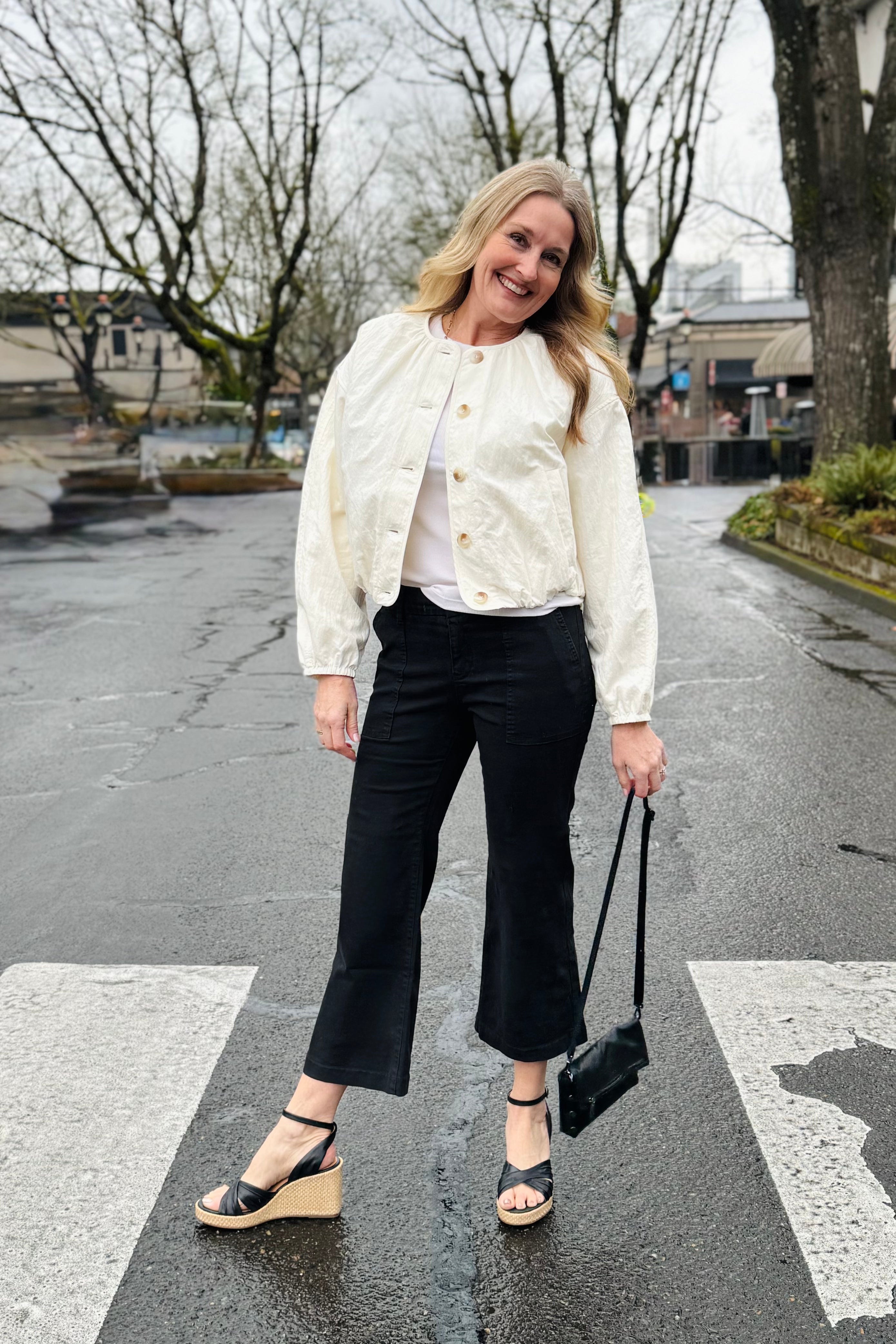 Here at Arktana we LOVE an amazing cropped black denim. this one is so comfy and we love the cropped look with all your sandals and sneakers.