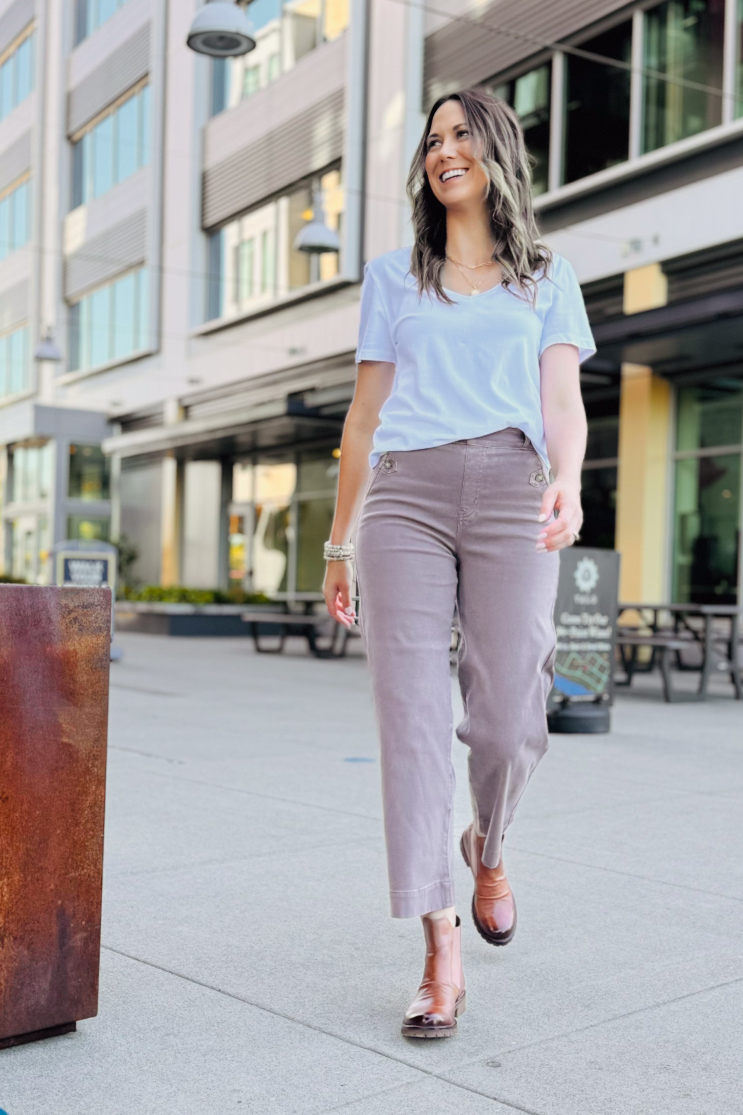 Daria Classic V-Neck