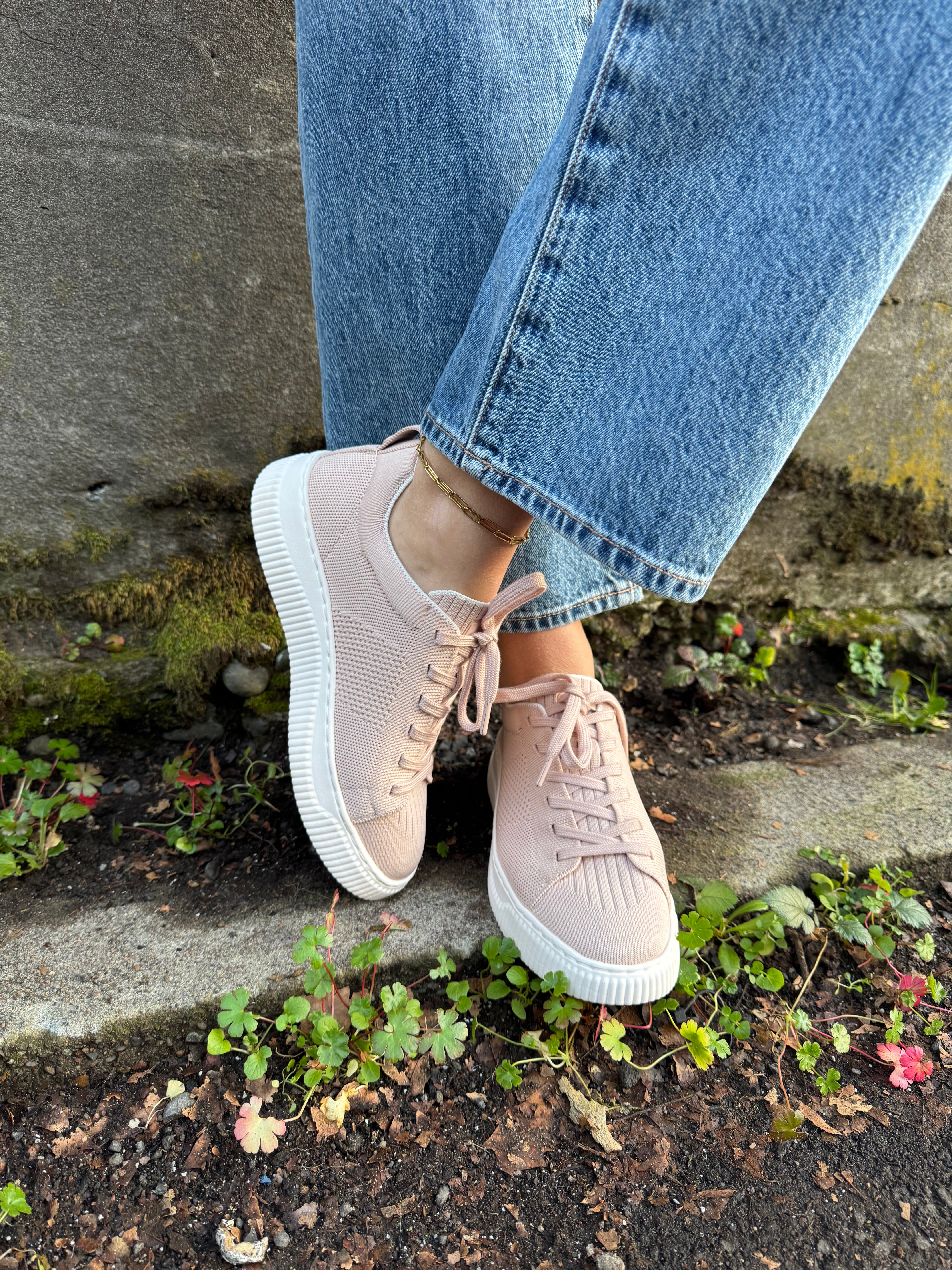 A classic sneaker with just a light touch of color. Great to pair with a denim. You could wear this to grocery shop,soccer game or hanging with friends.