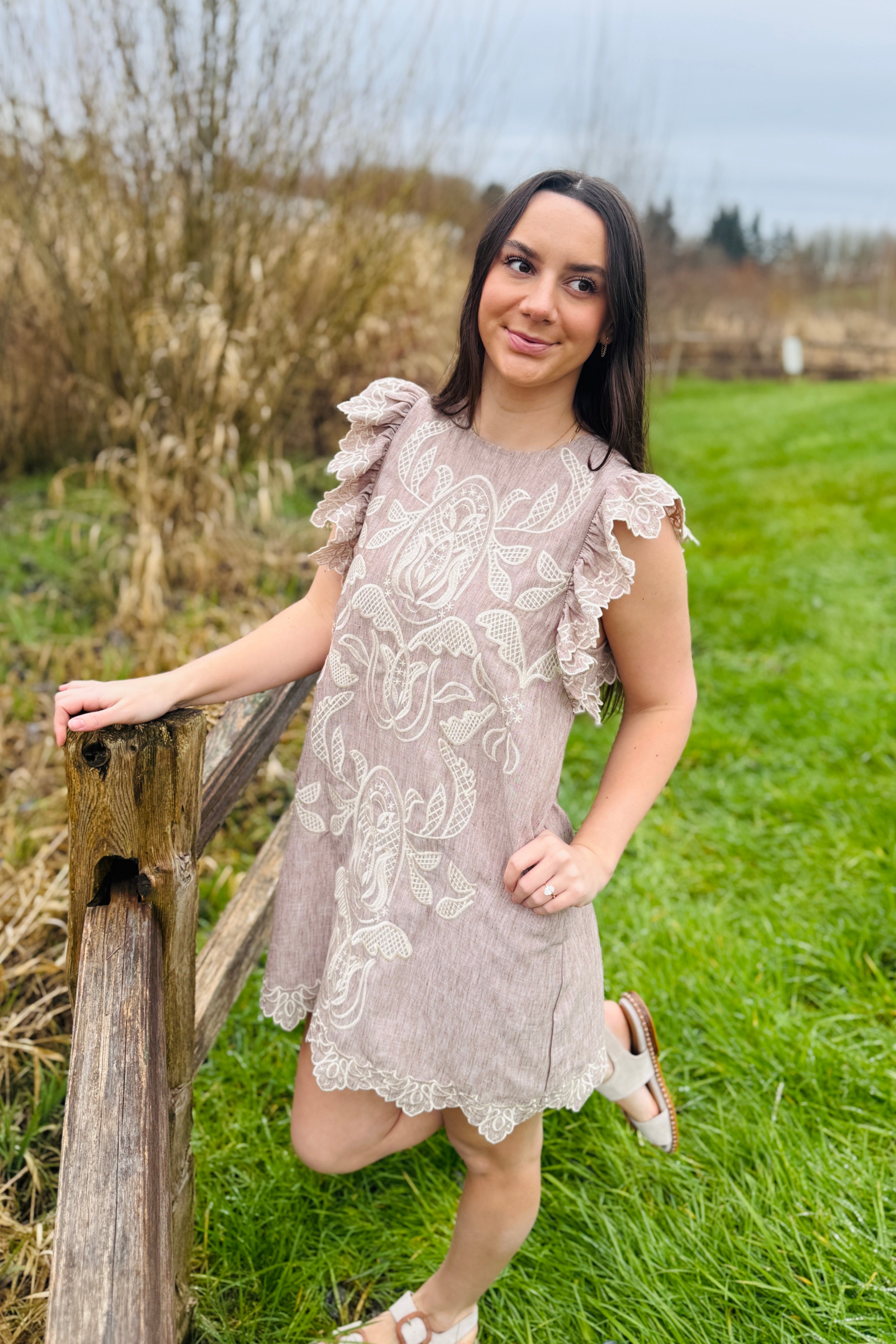 What a perfect dress heading into spring in the PNW. The details of this dress are to die for and don't even get me started on the pockets. The color is so stunning and this dress would be perfect for a country concert or brunch with friends.