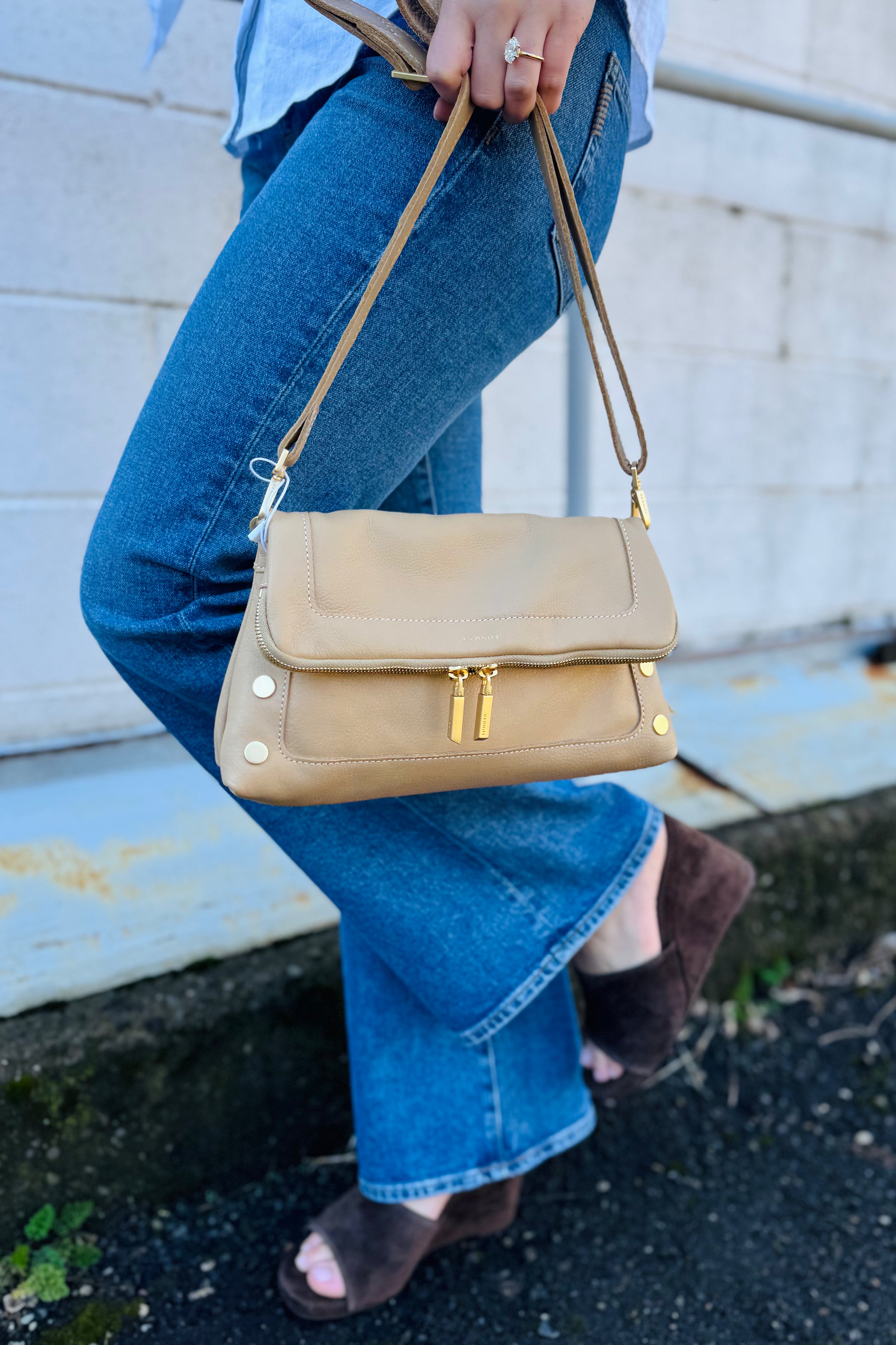 What a perfect staple bag that everyone needs. A classic tan that goes with every outfit. Wear this to dinner with friends, running errands, or even a fun sporting event. Our Camas & Ridgefield customers go crazy for the hammitts.