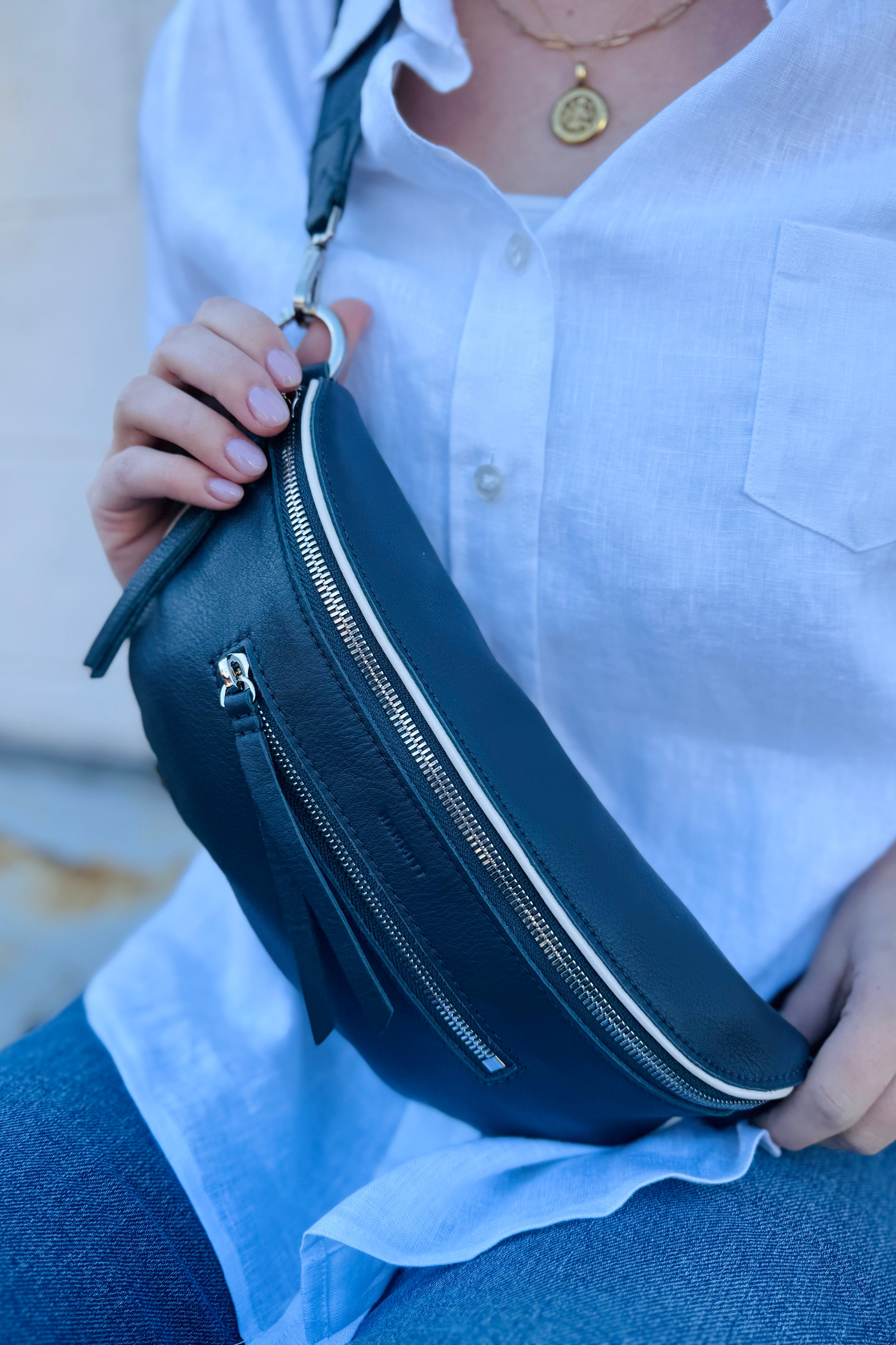 Charles Crossbody Med-Nautical Navy