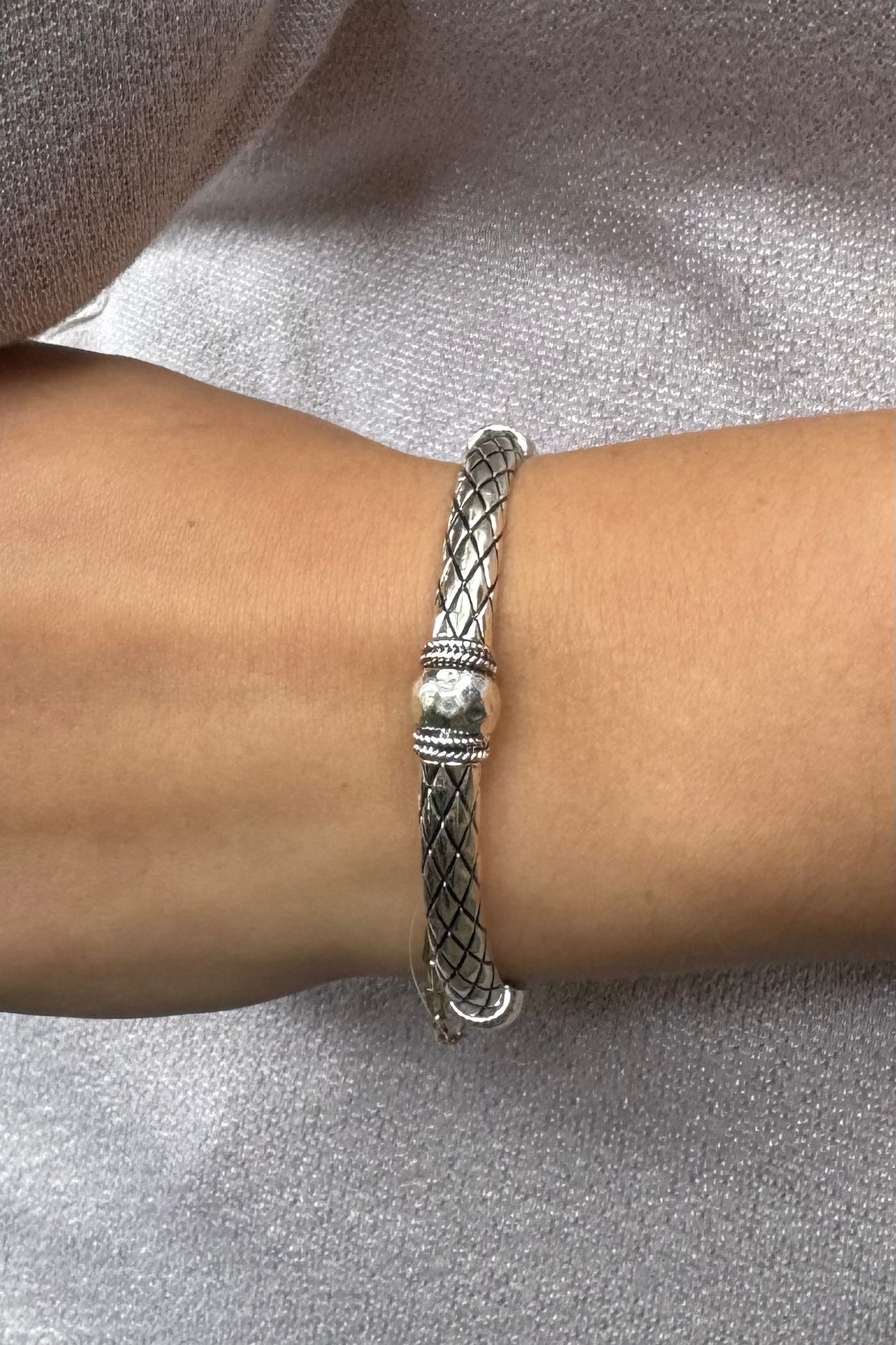Timeless Layering Textured Bangles:Criss Cross - Silver