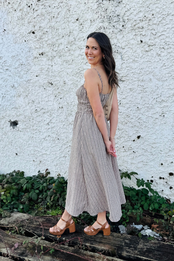 The cut of this top is so flattering on. The cinched detail in the waist not only allows for a comfortable look but just a touch of girlyness. Arktana is in love with dresses like these.