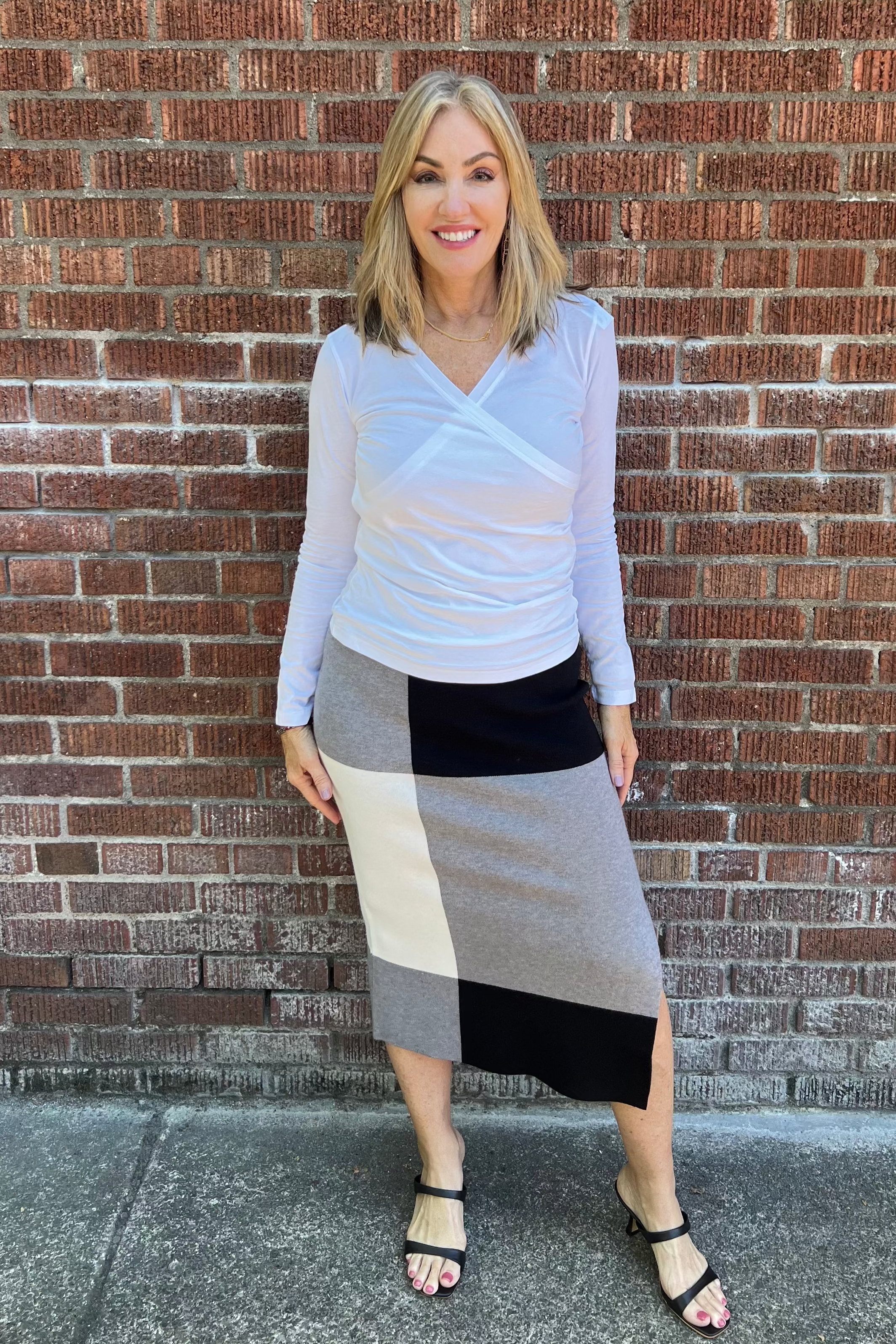 This long sleeve surplice top by Pure Amici serves as an essential wardrobe staple with a stylish twist. Versatile enough to complement both denim and tailored trousers, it effortlessly elevates your everyday look.
Wrap top
Long sleeve
Ruched sides