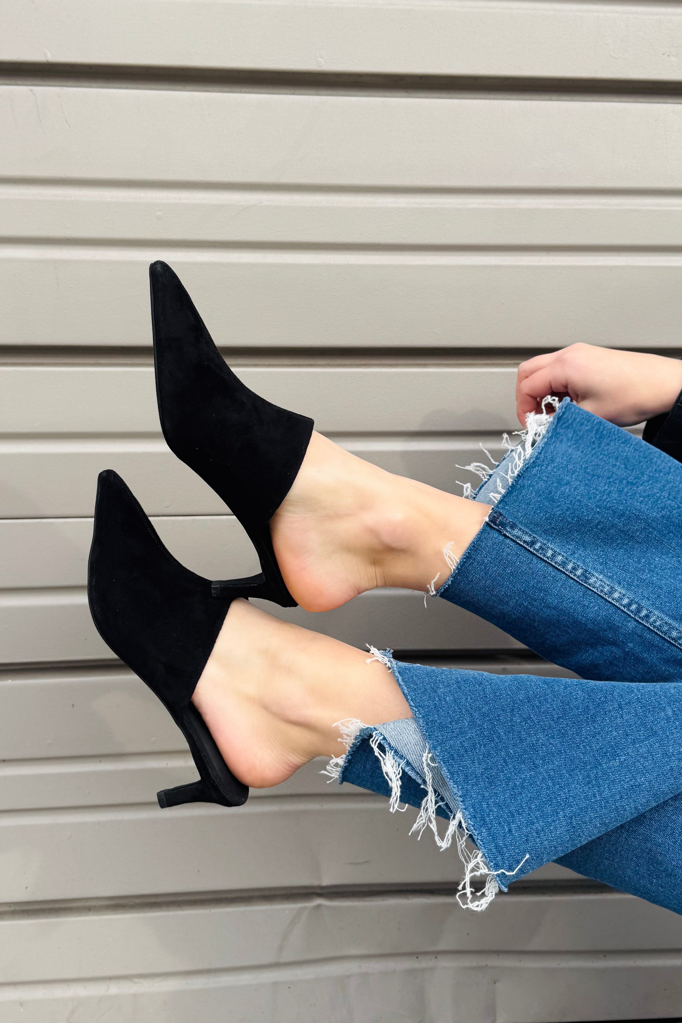 The open-back design makes them easy to slide on for busy mornings, while the low kitten heel and sleek silhouette keep things polished. Perfect for running out the door but still looking put-together.