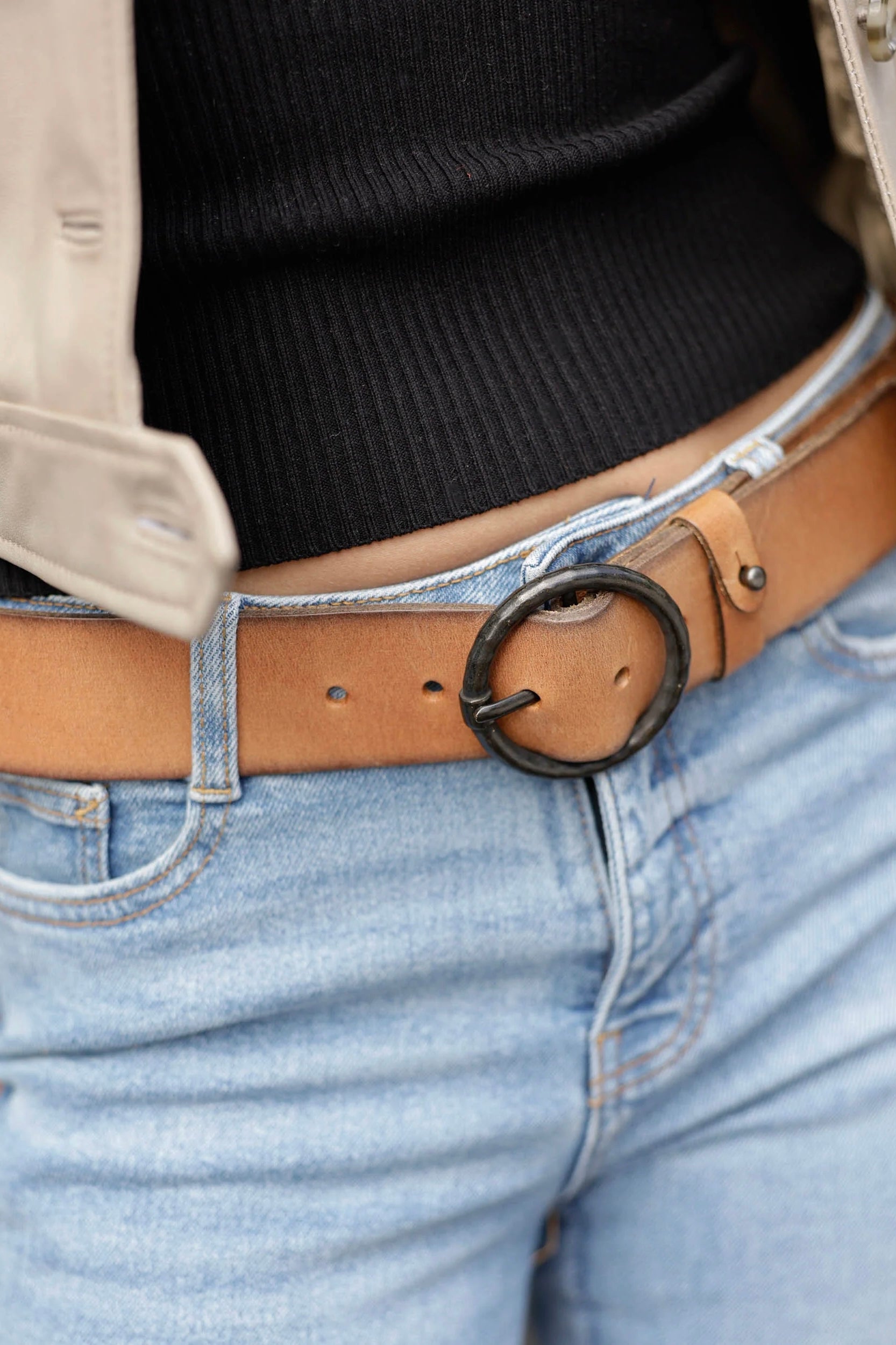 Stop looking for an everyday belt in the morning. Handmade in the Netherlands from high-quality premium leather, the finest there is. This belt adds a vintage touch to any outfit, and the inspiration can be seen in the round buckle that compliments styles ranging from bohemian, to western and even classic. Perfect for everyday wear as well as for exciting travel adventures.