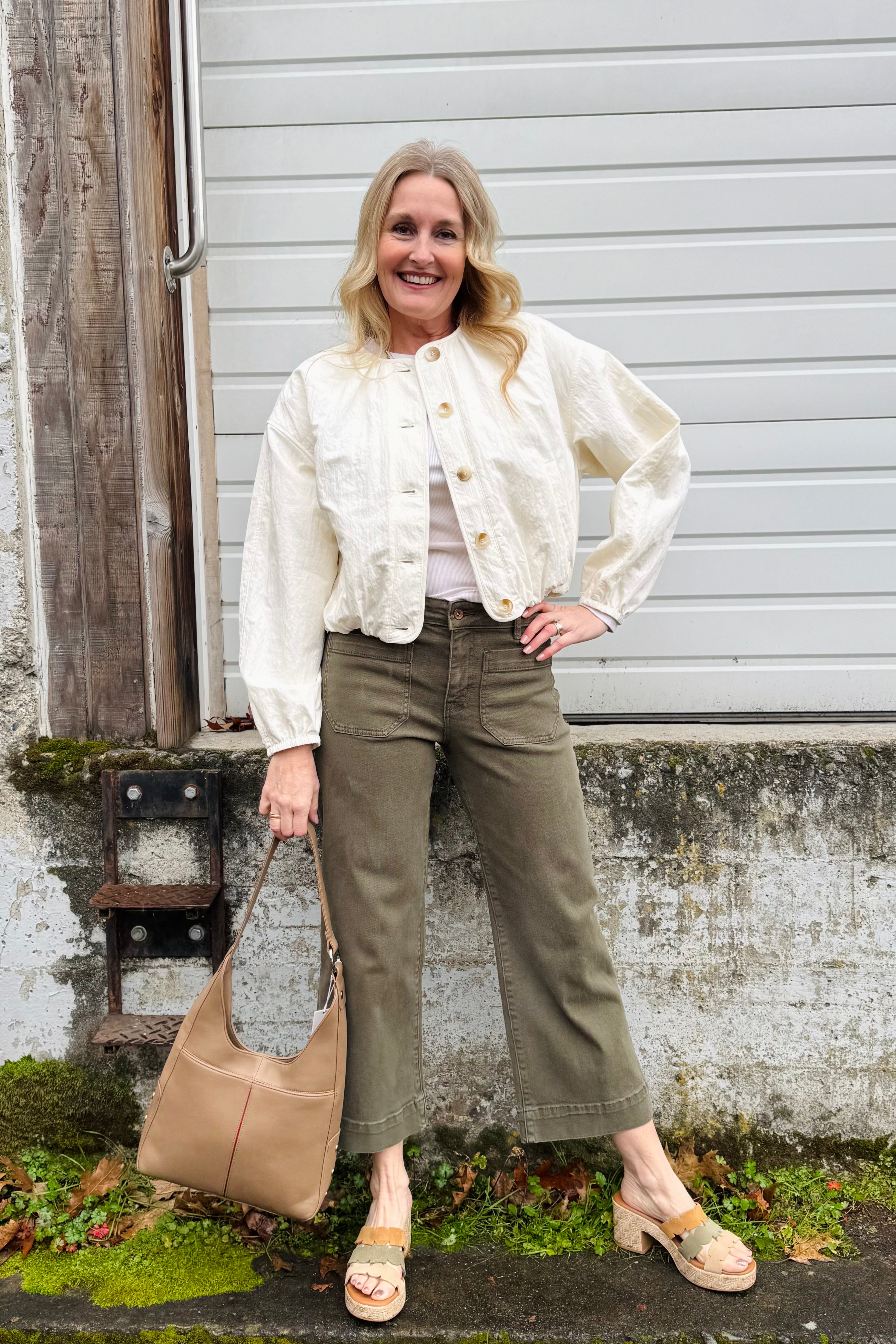 The Sanctuary Marine Pant is one of Arktanas Favorites! They are the perfect length and a beauiful Olive green color which we find is a True neutral Color and pairs perfectly with all of your favorite tops! Wear them out with you on errands or pack them with you for a trip!