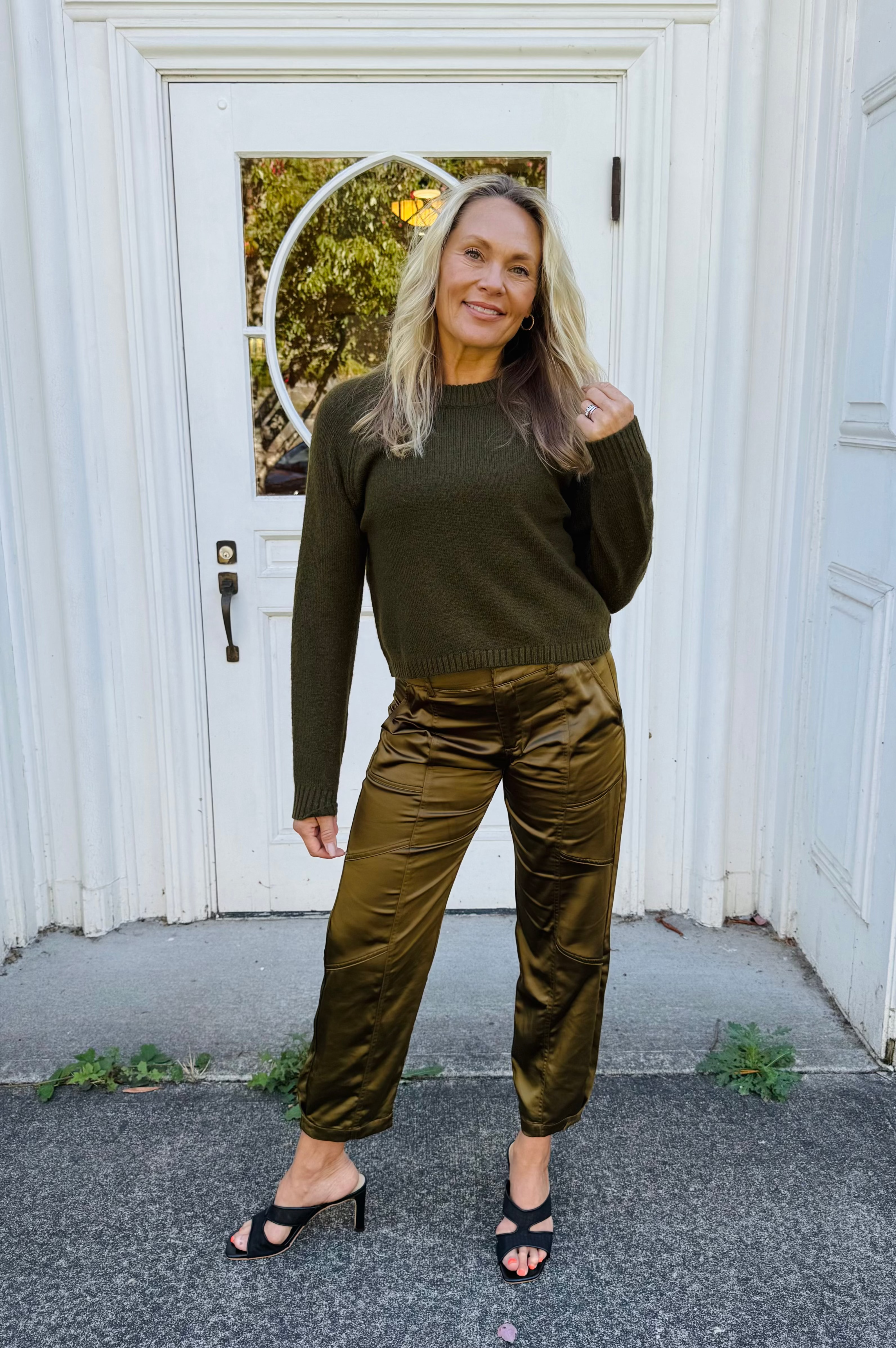 These satin pants feature a standard rise with a tapered leg silhouette, highlighted by detailed seams. They secure with a hook and bar closure and include two front and two back pockets, offering a relaxed and comfortable fit.
Standard Rise
Tapered Satin Pant
Seaming Detail
Hook And Bar Closure
2 Front and 2 Back Pockets
Relaxed Fit
