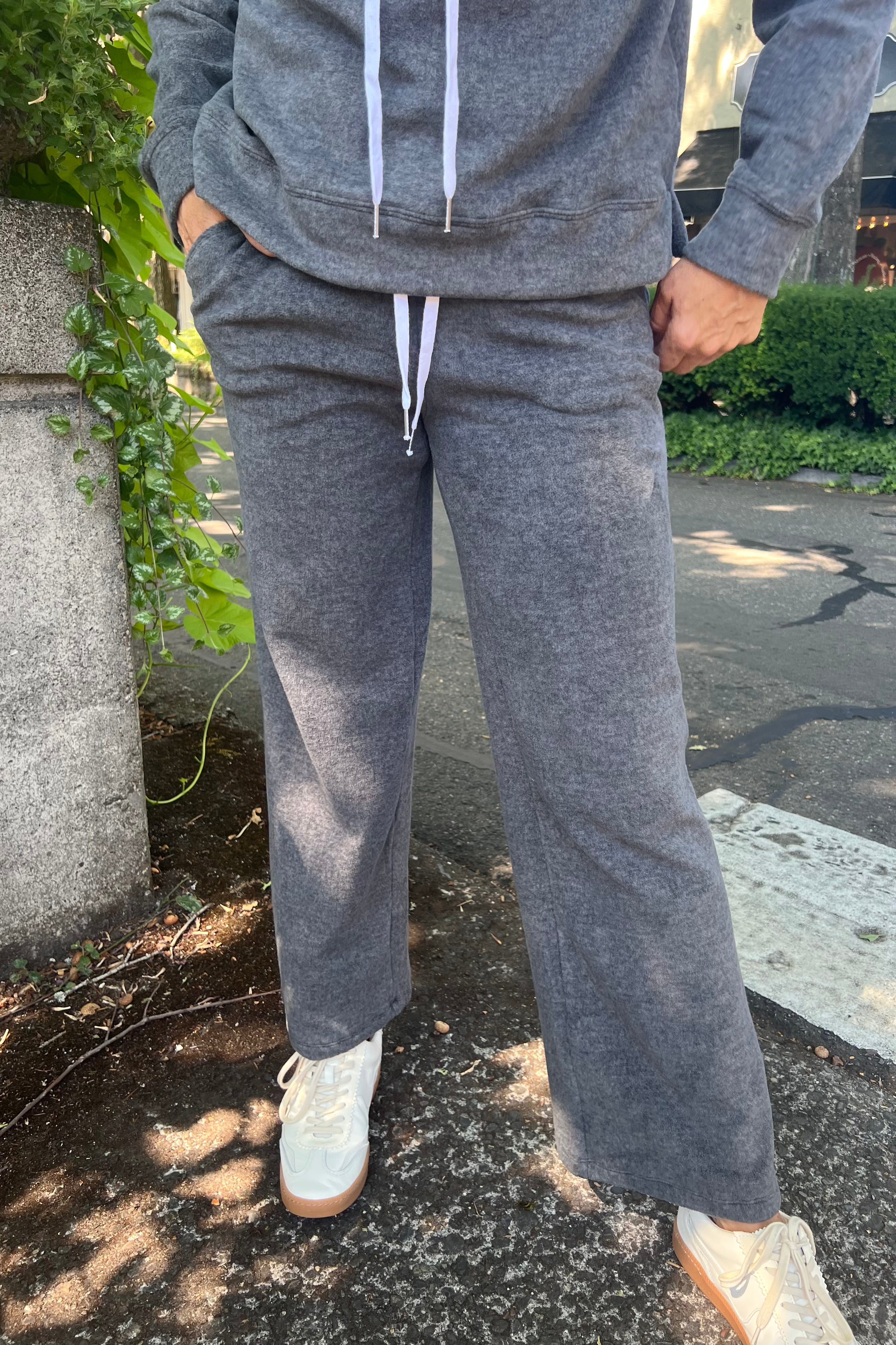 Experience unparalleled comfort with the Alpin soft trousers, designed with a drawstring waist and a full-length, flared silhouette. Their exceptionally soft fabric makes them a perfect choice for all-day wear. Easily coordinate with the matching Cloud hoodie, denim, or other sweatpants for versatile style options.