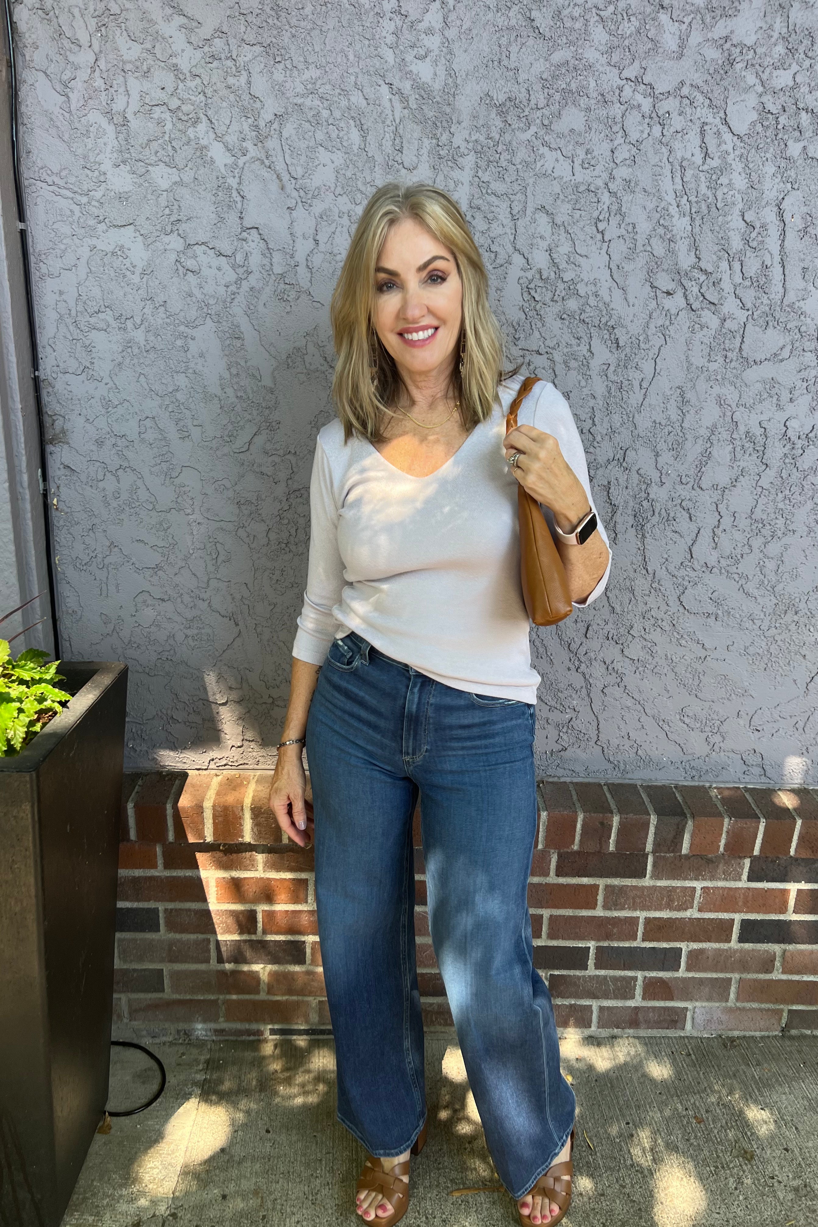 Crafted in our iconic shine fabric, the subtle sheen makes this top a chic day-to-night style. It features a delicate v-neckline and ¾ sleeves. The front is double-layered for a more weighty feel. Wear yours with a midi skirt or pants.

V-Neck
Double layered
Long sleeves