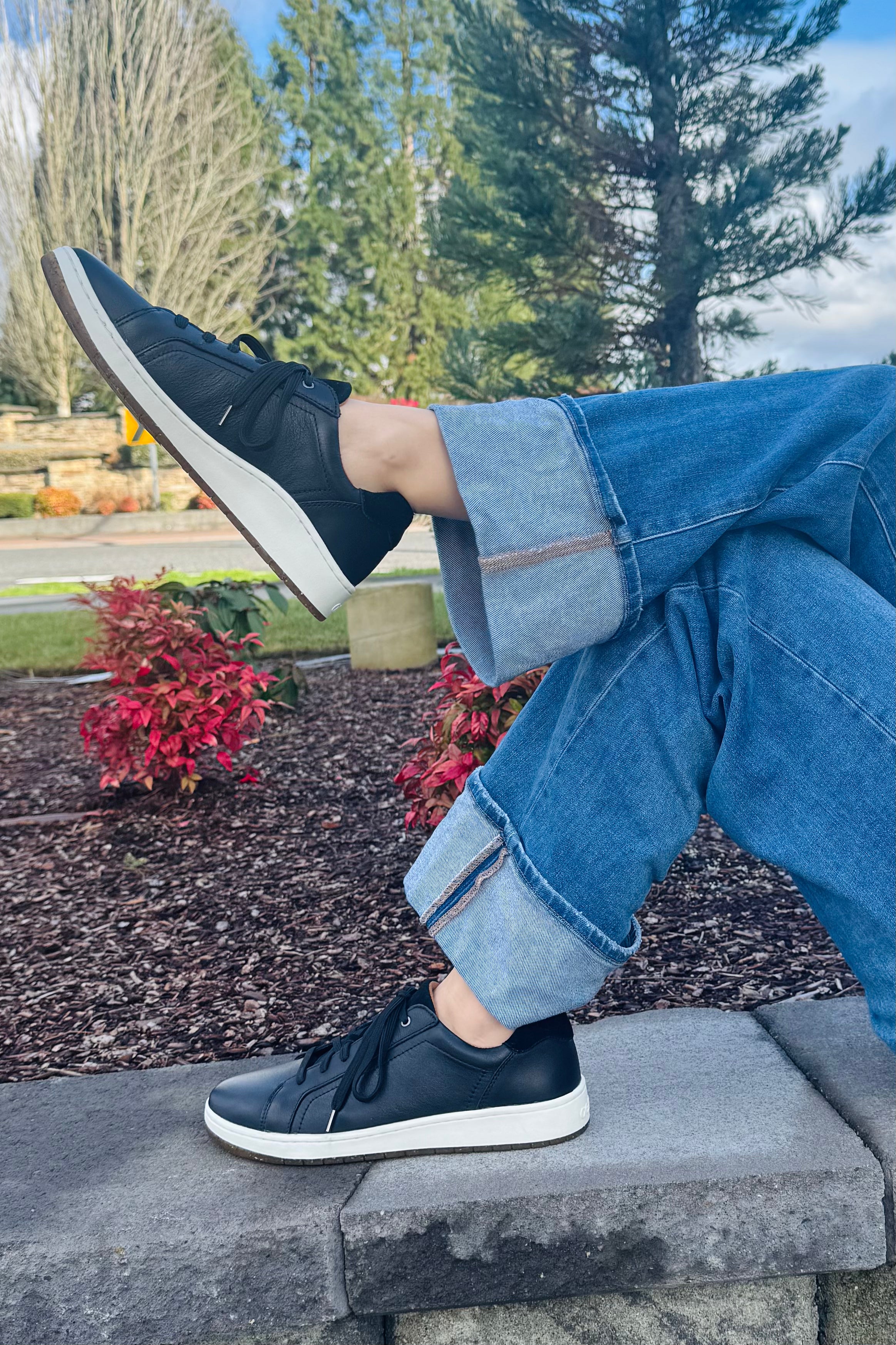 These Aetrex sneaker are so comfortable and perfect for a spring and summer day. Wear them to work, casual outings, or travel days.