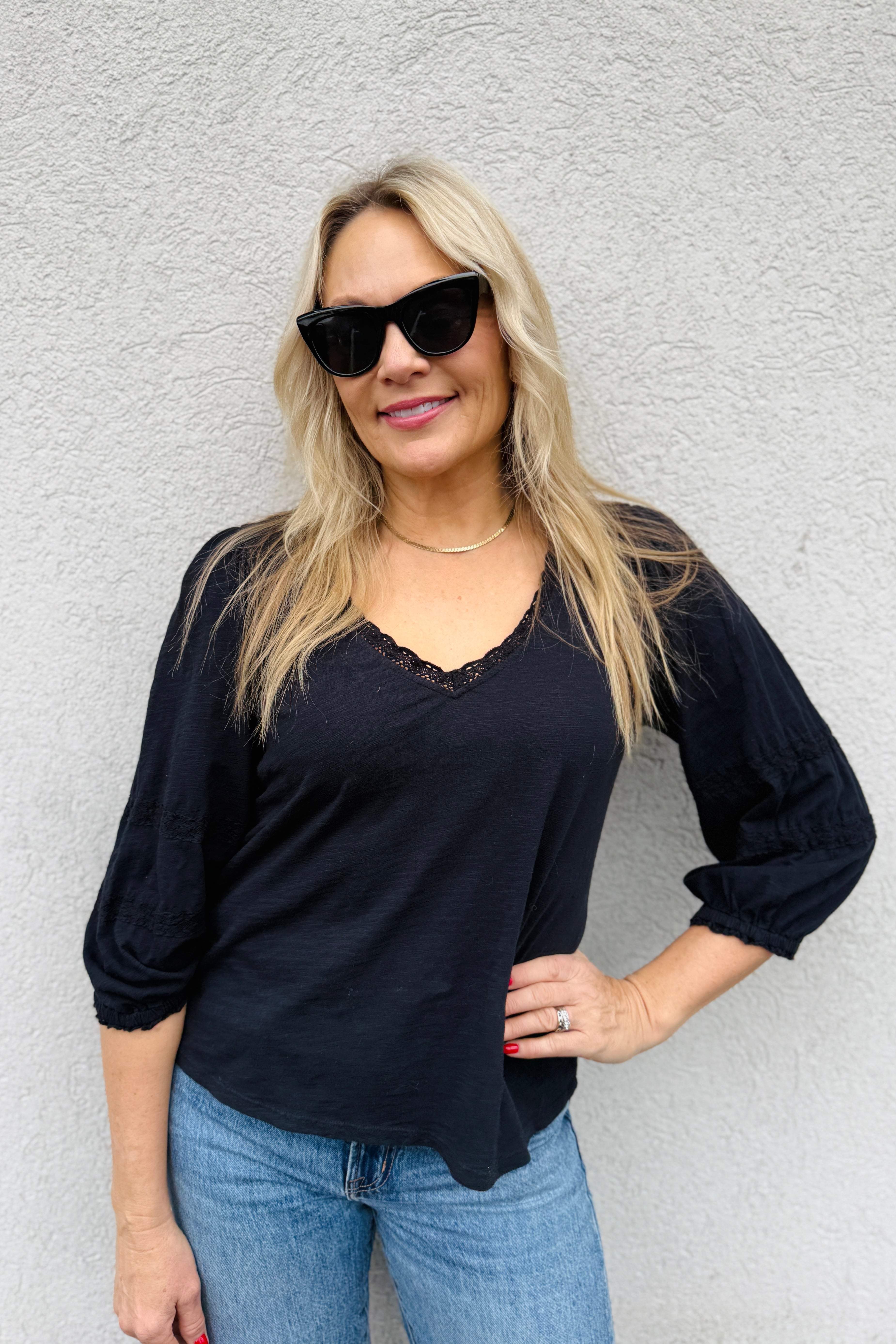 What a darling top. Looking for something dainty and elegant with that stylish Arktana vibe? This shirt is for you. Girly yet sophisticated and perfect to dress up or down.