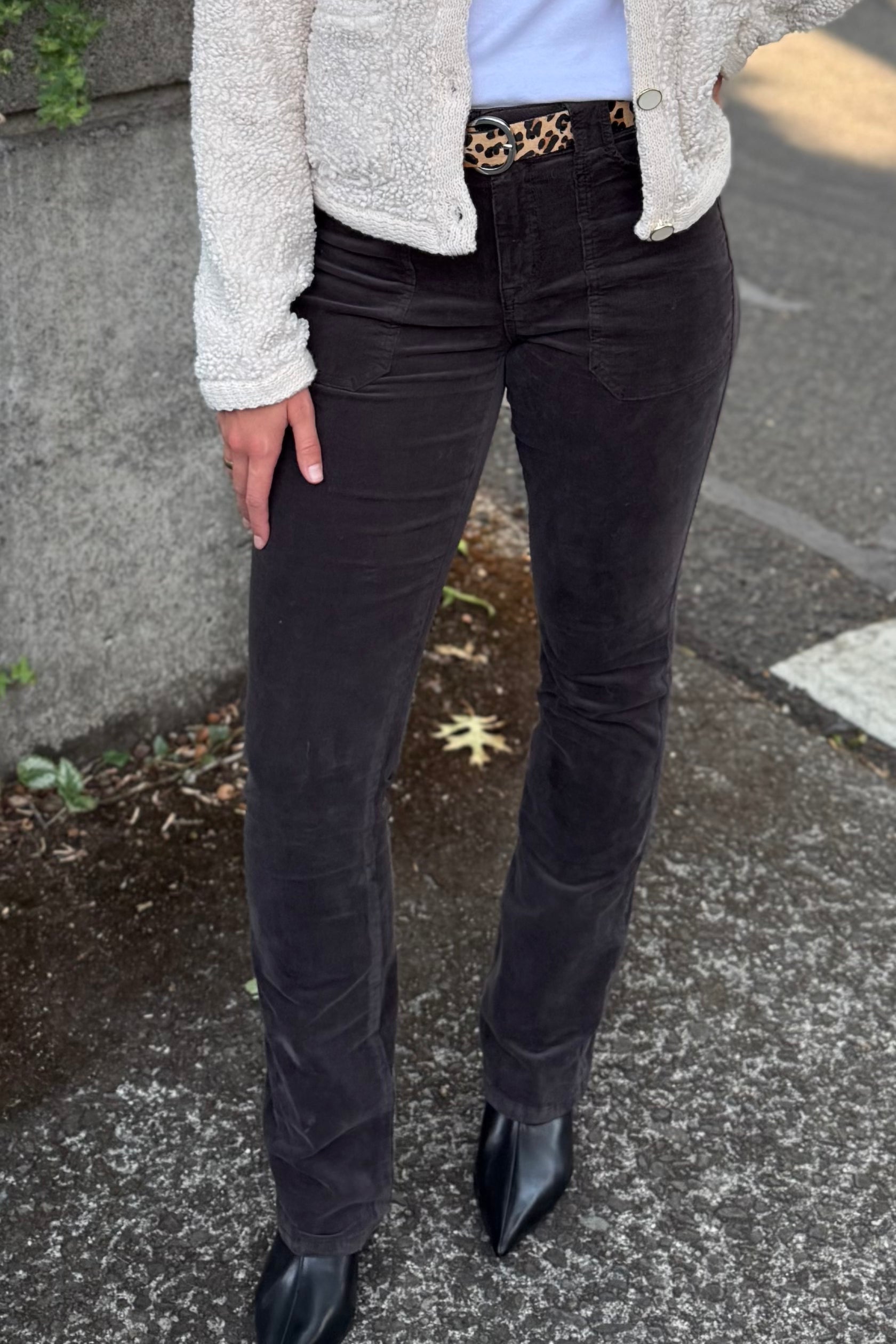 This pair of Corduroy Hayden Bootcut trousers features a standard rise and is equipped with a button front and zip fly closure. With 2 front and 2 back flap pockets, it also includes a hidden elastic back waist for optimal comfort. The bootcut style adds a classic touch to the overall look.