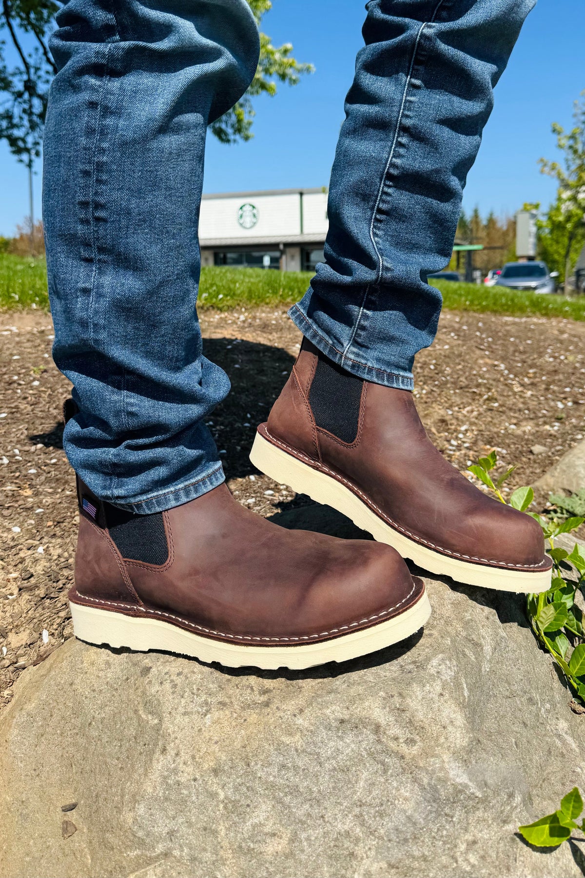 Full-Grain, Oiled Leather Upper
Mesh Lining
Slip on
Fiber glass shank
Electrical Hazard (EH) Protection
Removable OrthoLite Footbed
Stitchdown Construction