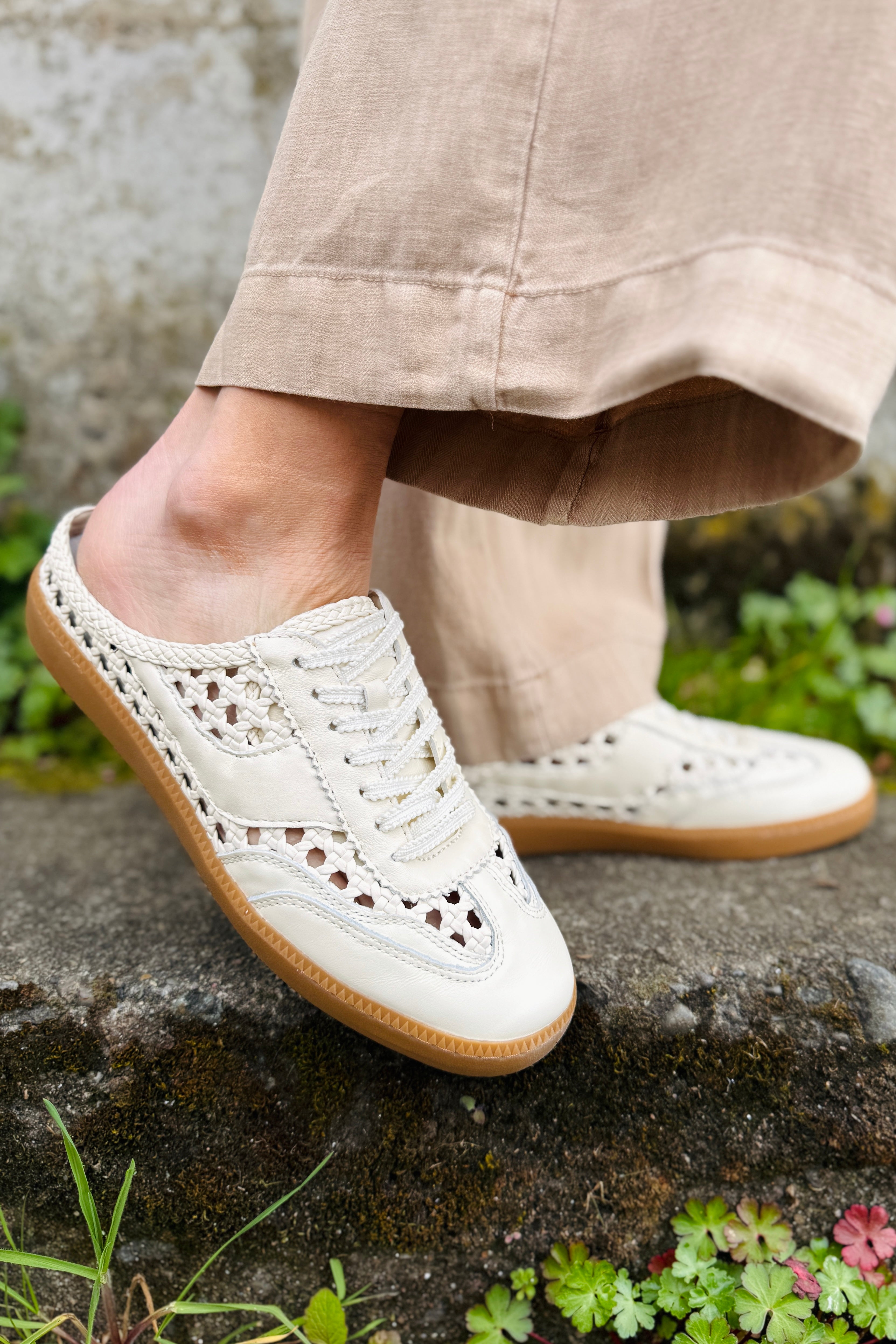 Notice Woven Slide