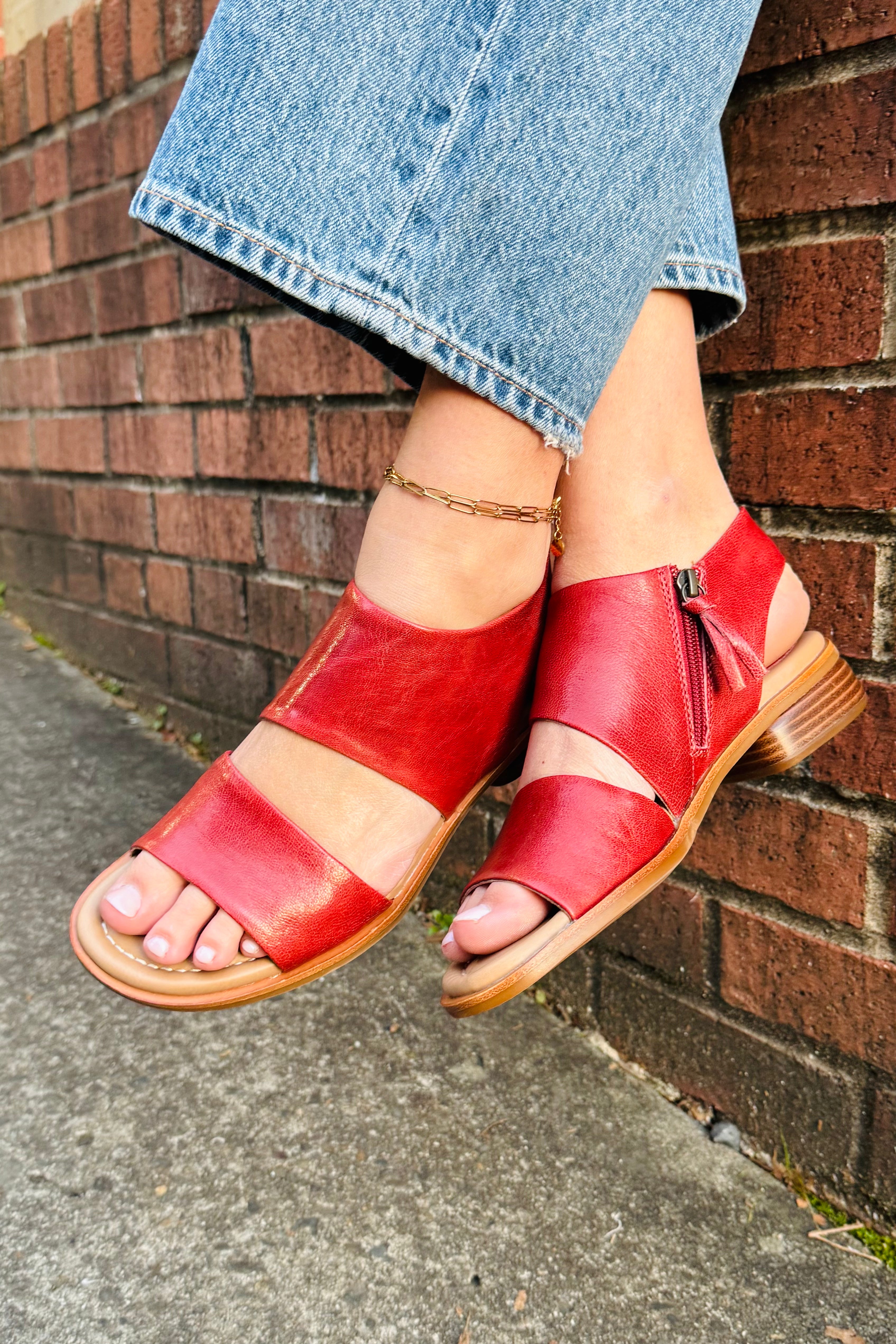 Just a hint of red that adds to any outfit. Goes perfect with a pair of denim, a skirt, or even a dress. Practical and stylish, just how Arktana does it.