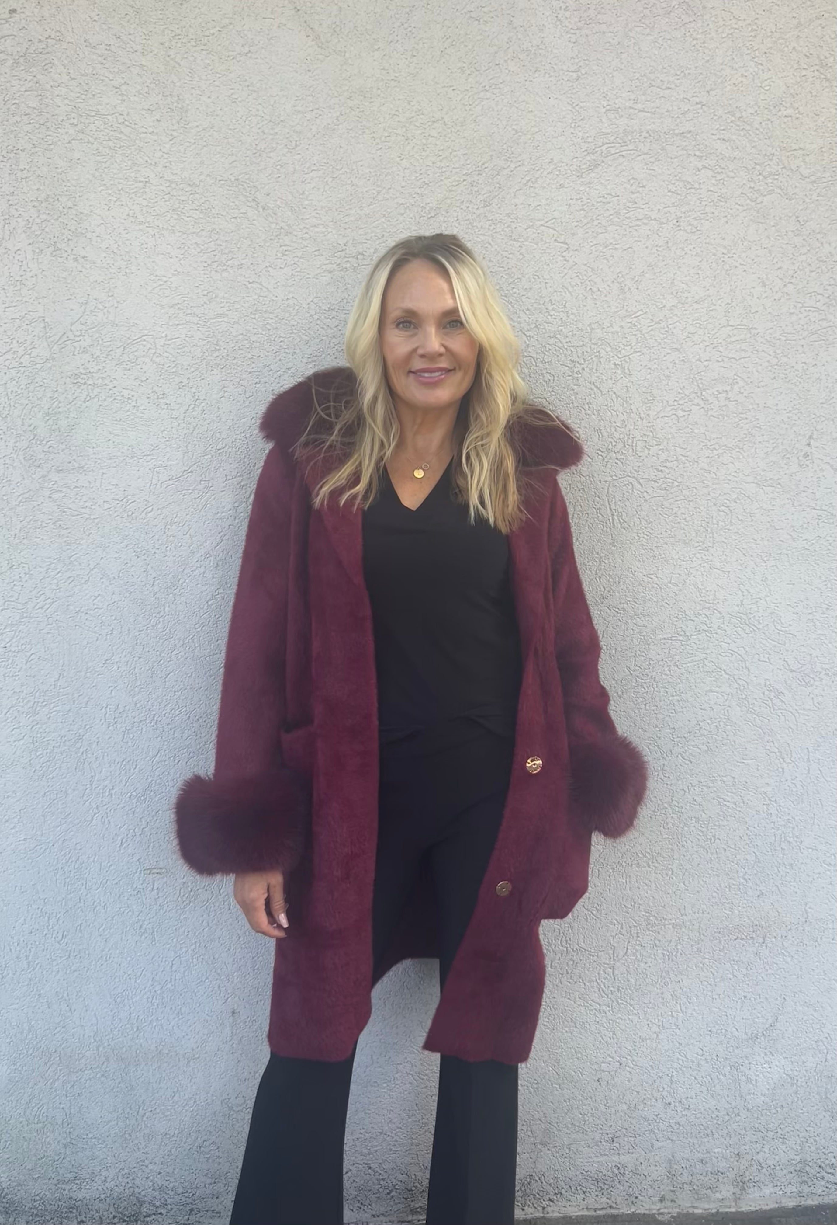 Step into effortless elegance with Joseph Ribkoff's long, regular-fit overclothes. Featuring a sophisticated shawl collar and a luxurious fur trim, this piece is perfect for casual, winter, or semi-formal occasions. The long, straight sleeves and practical pockets add both style and functionality. Embrace a feminine, casual look with this versatile wardrobe essential.