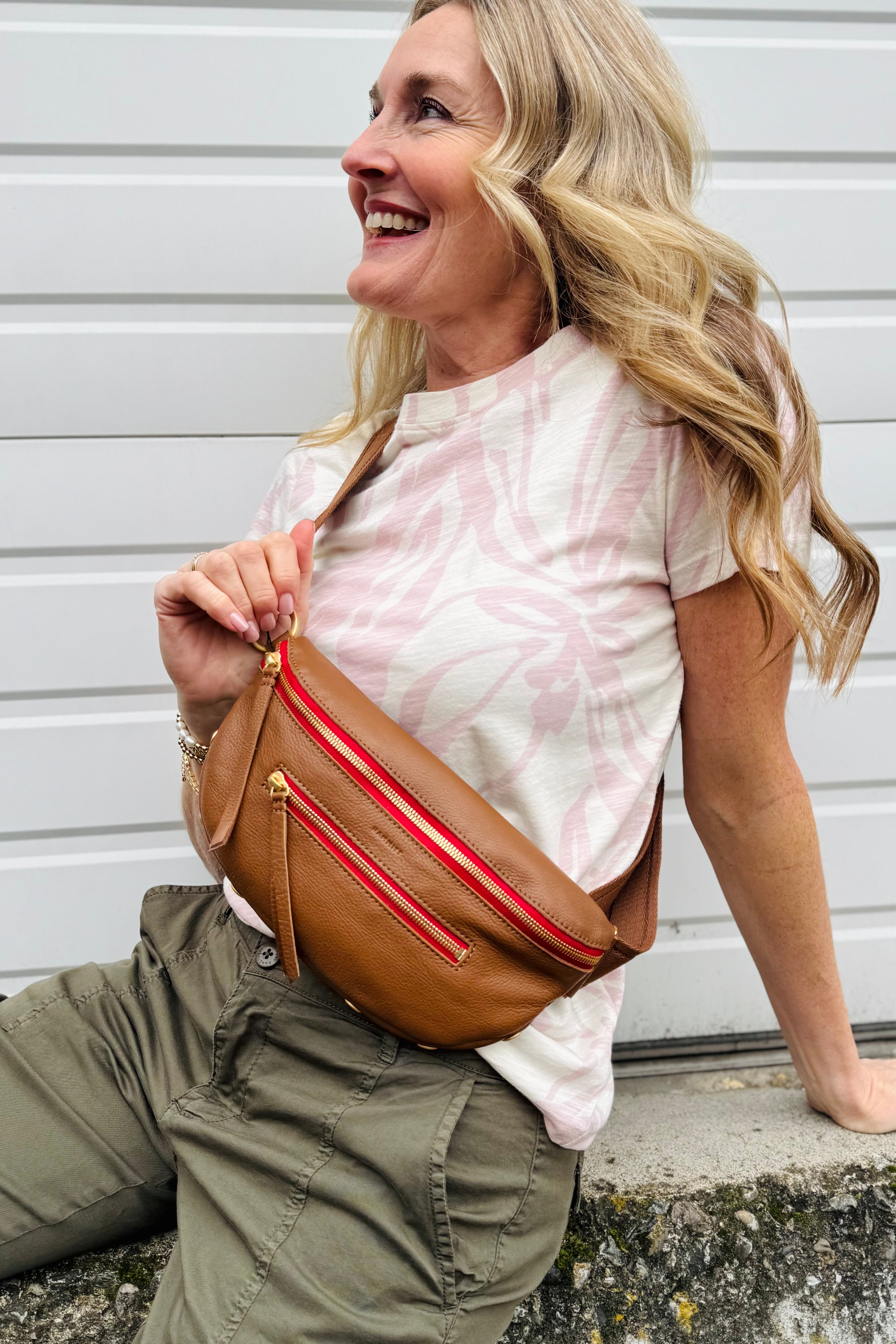 Love this neutral Crossbosy bag with red detail. Beautfiul Gold detail really elevates this look! 