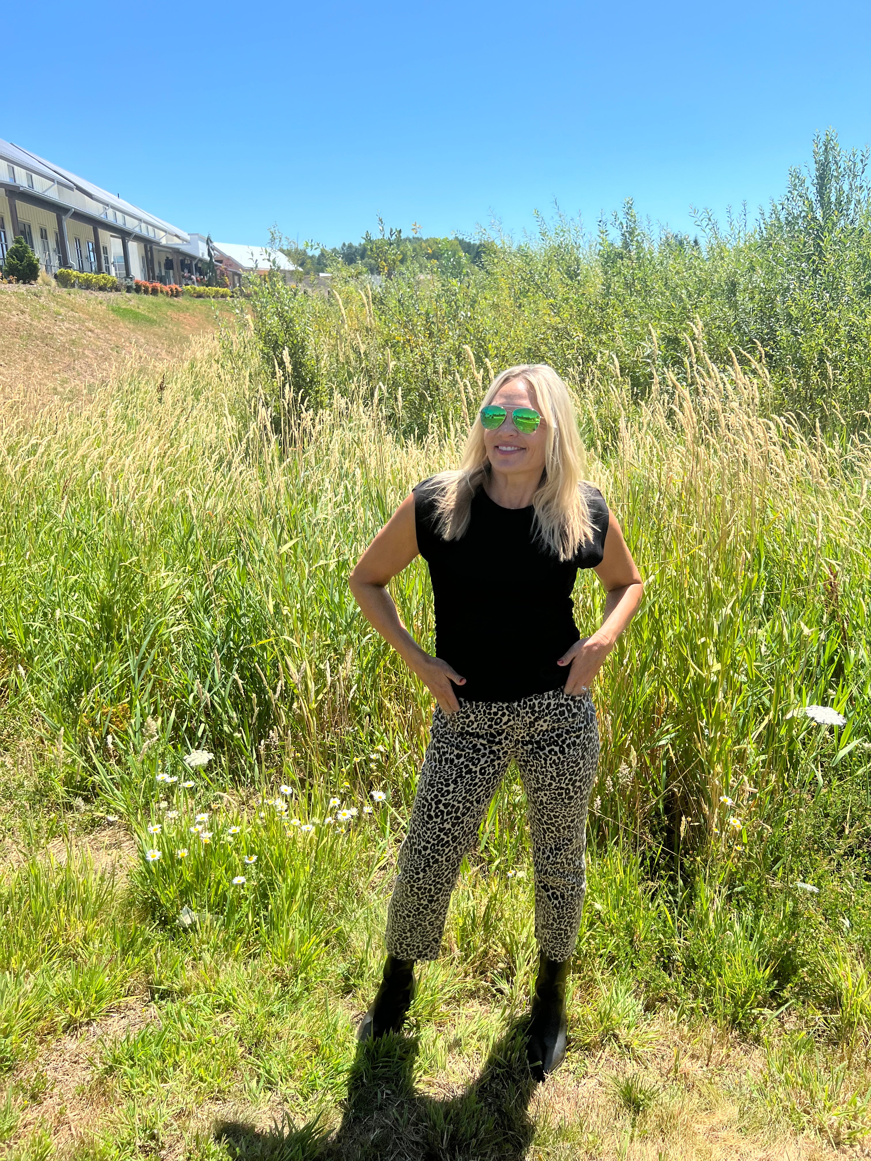The Joni Top is similar to our popular Amara tee, but with a crew neck and a powerful shoulder design. It also has a slight crop and ruching on the sides. Crafted from our Ultra Rib fabric, it is highly durable and can be washed and treasured for many years.