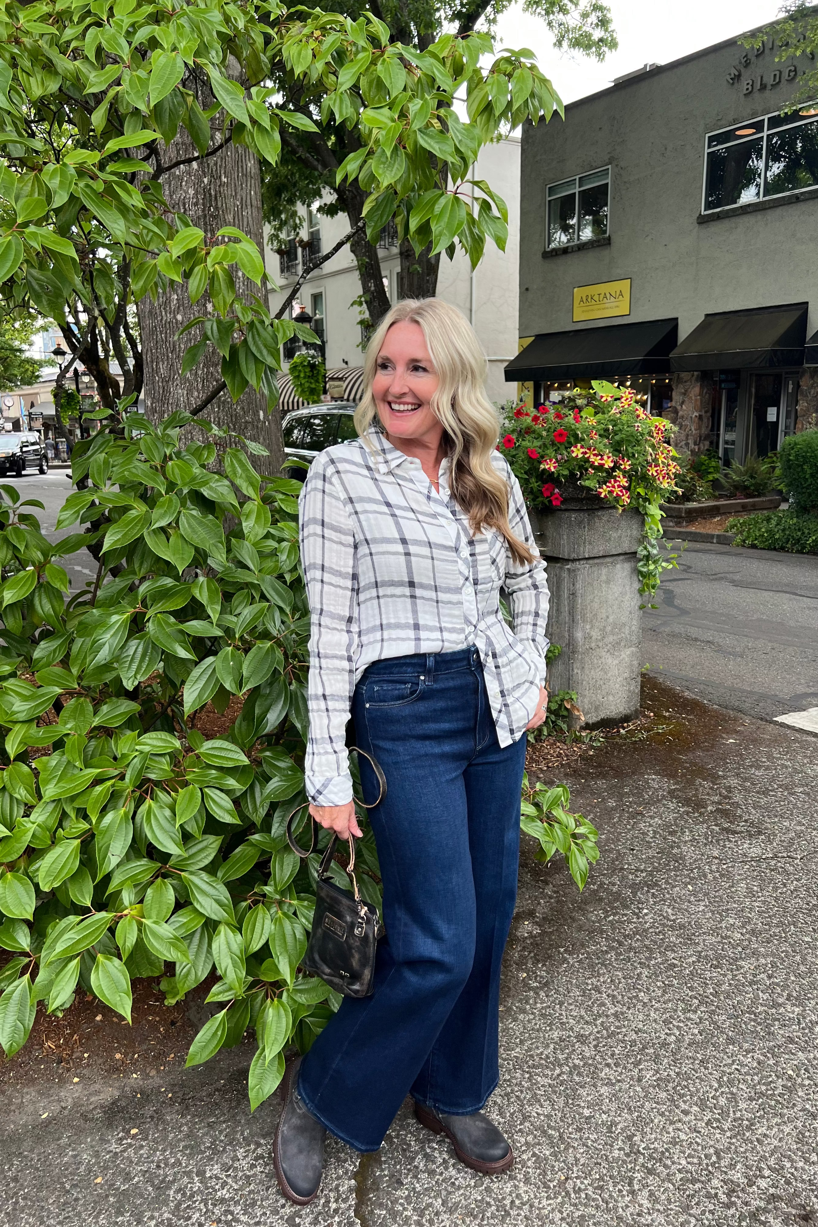 Mid rise waist with a sophisticated ultra-flared leg opening for unquestionably slimming proportions. Crafted from our signature comfort stretch denim. Modern is a deep blue dark denim wash with tonal stitching and gunmetal hardware.&nbsp;