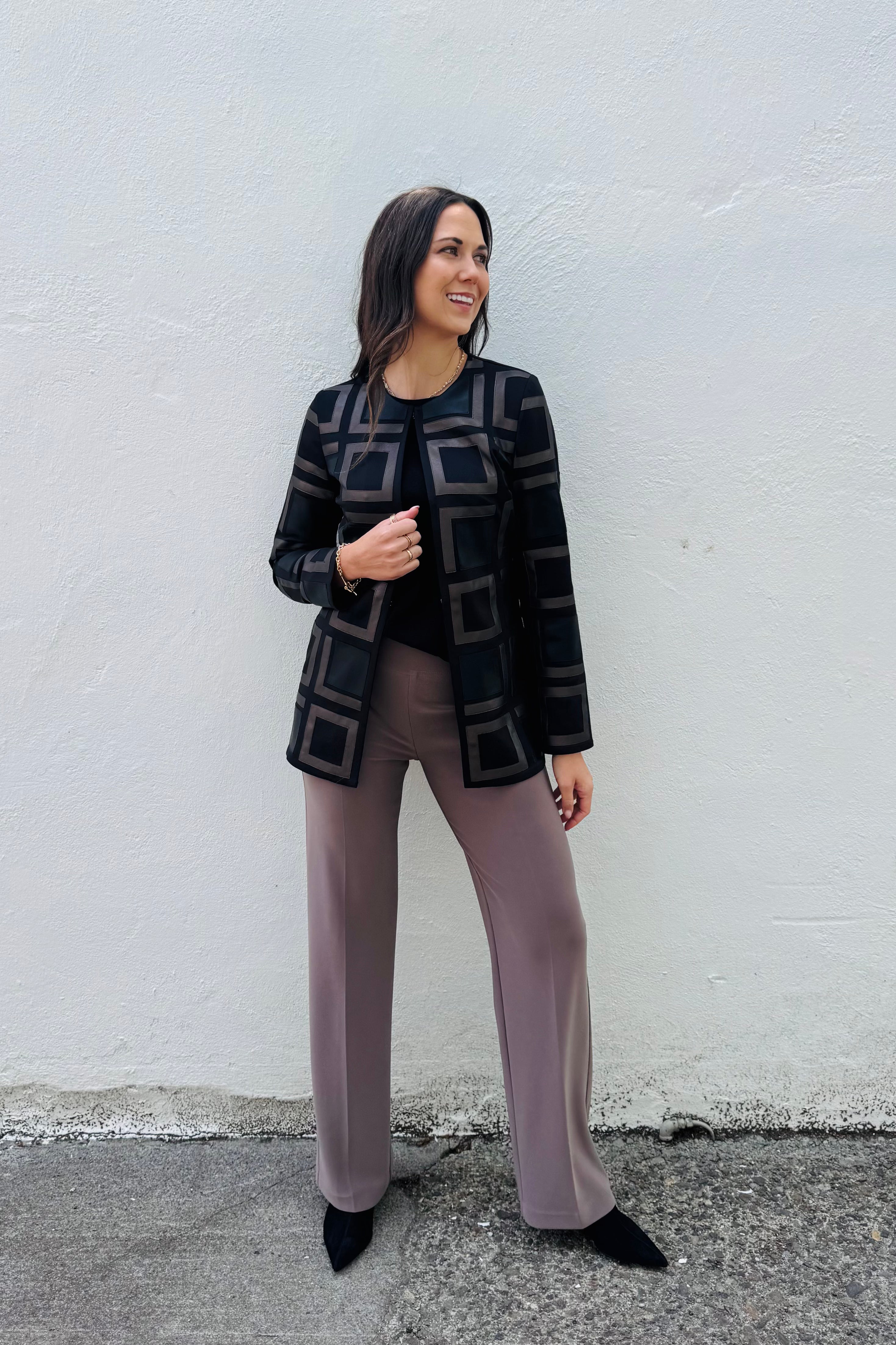 This Joseph Ribkoff jacket is the perfect mix of modern style and everyday comfort. Made from soft scuba fabric with sleek faux leather details, it has a polished look that's easy to wear.