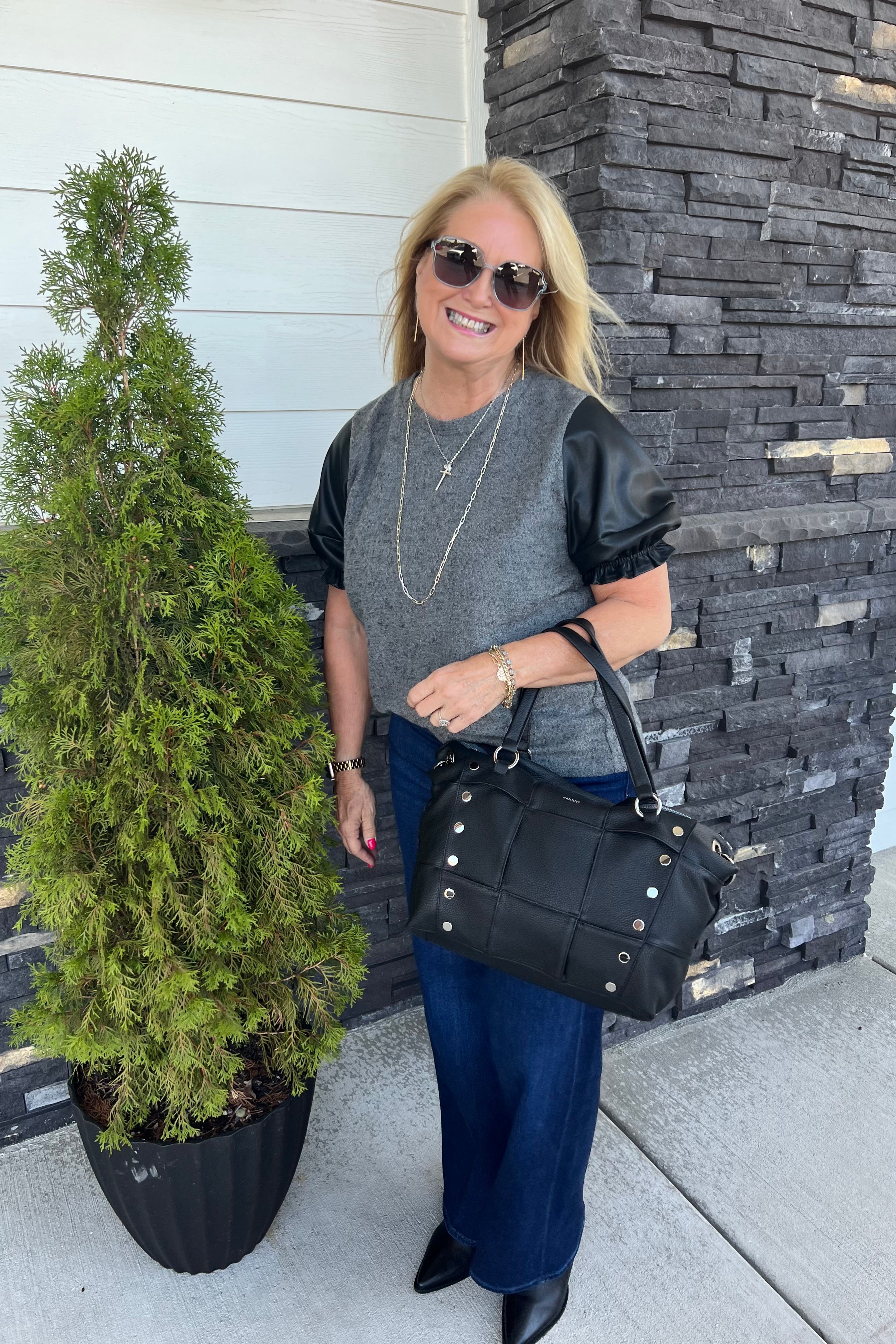 This Mixed Media Puff Sleeve Top features elegant puff sleeves with faux leather accents, combining sophistication with a bold, stylish edge.

Puff sleeves
Crew neck
Faux leather sleeves