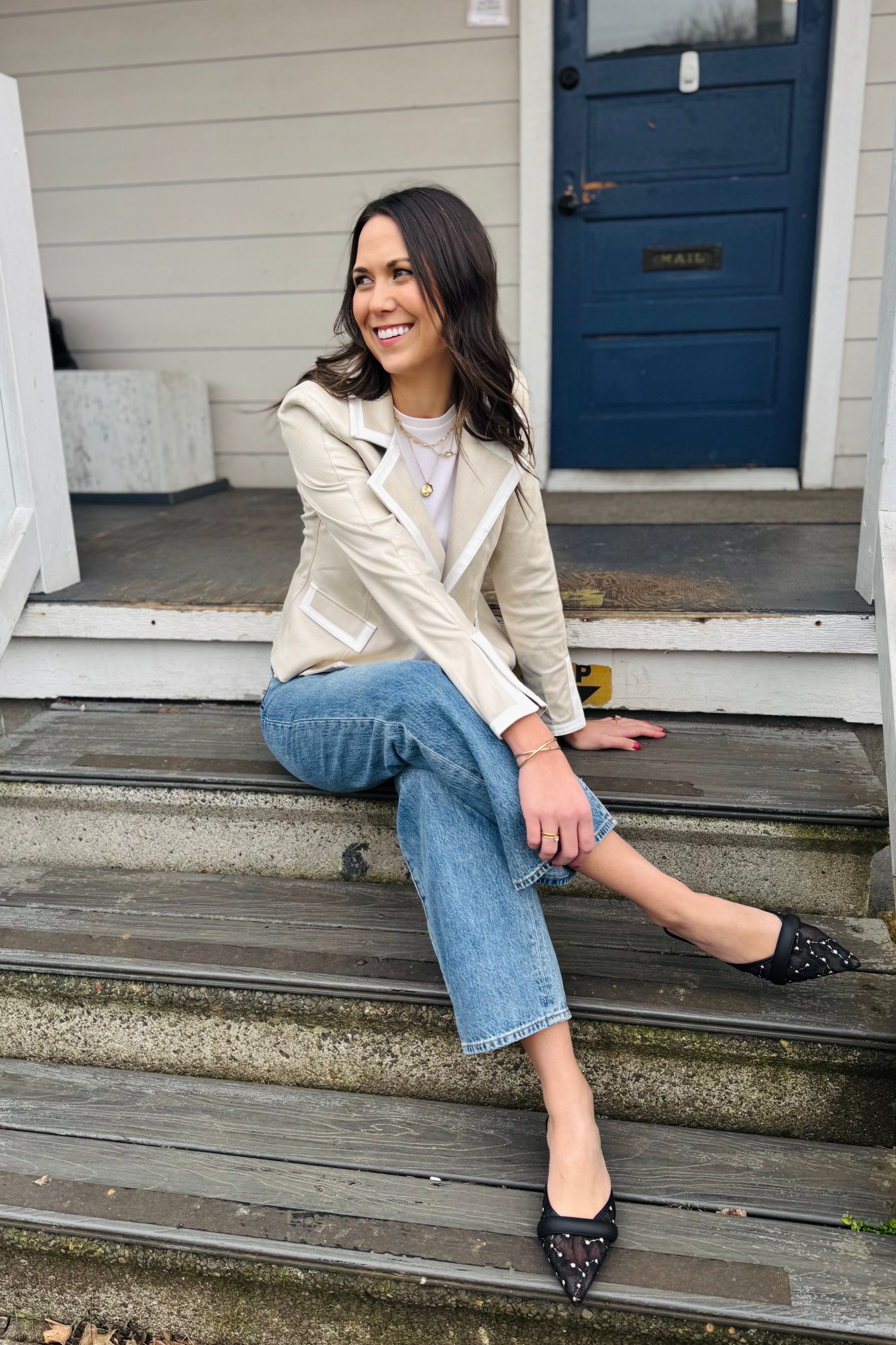 A cream and white blazer is the perfect staple to any girls wardrobe. Wear it with jeans, a skirt, over a dress, or with a nice pair of slacks. This is versatile and fits that sleek Arktana vibe.