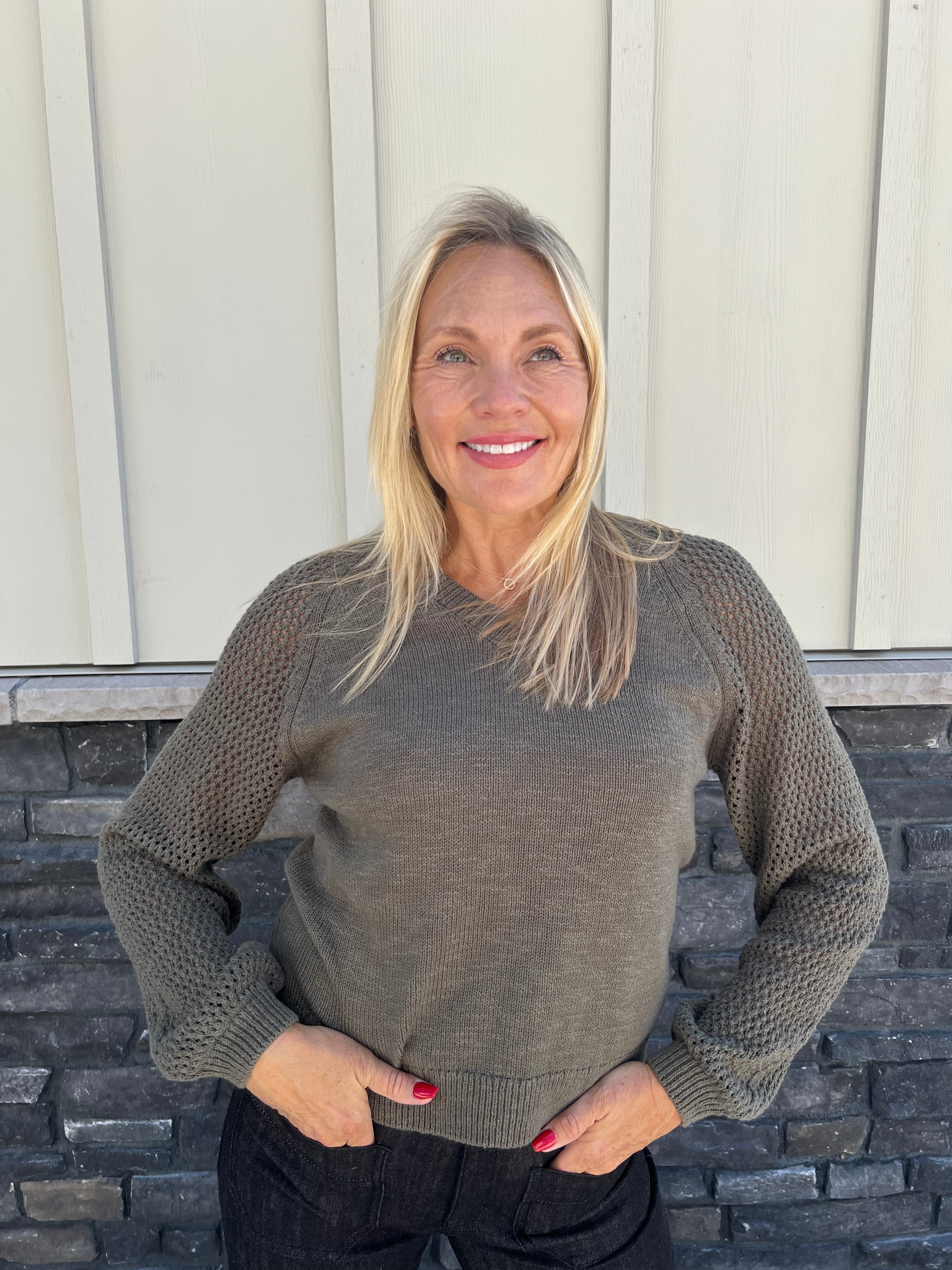 This cotton sweater offers a contemporary update on a timeless design, featuring textured contrast-stitched sleeves that add subtle visual interest. Ideal for layering or wearing alone, this sweater combines classic appeal with modern detailing for versatile wear.
