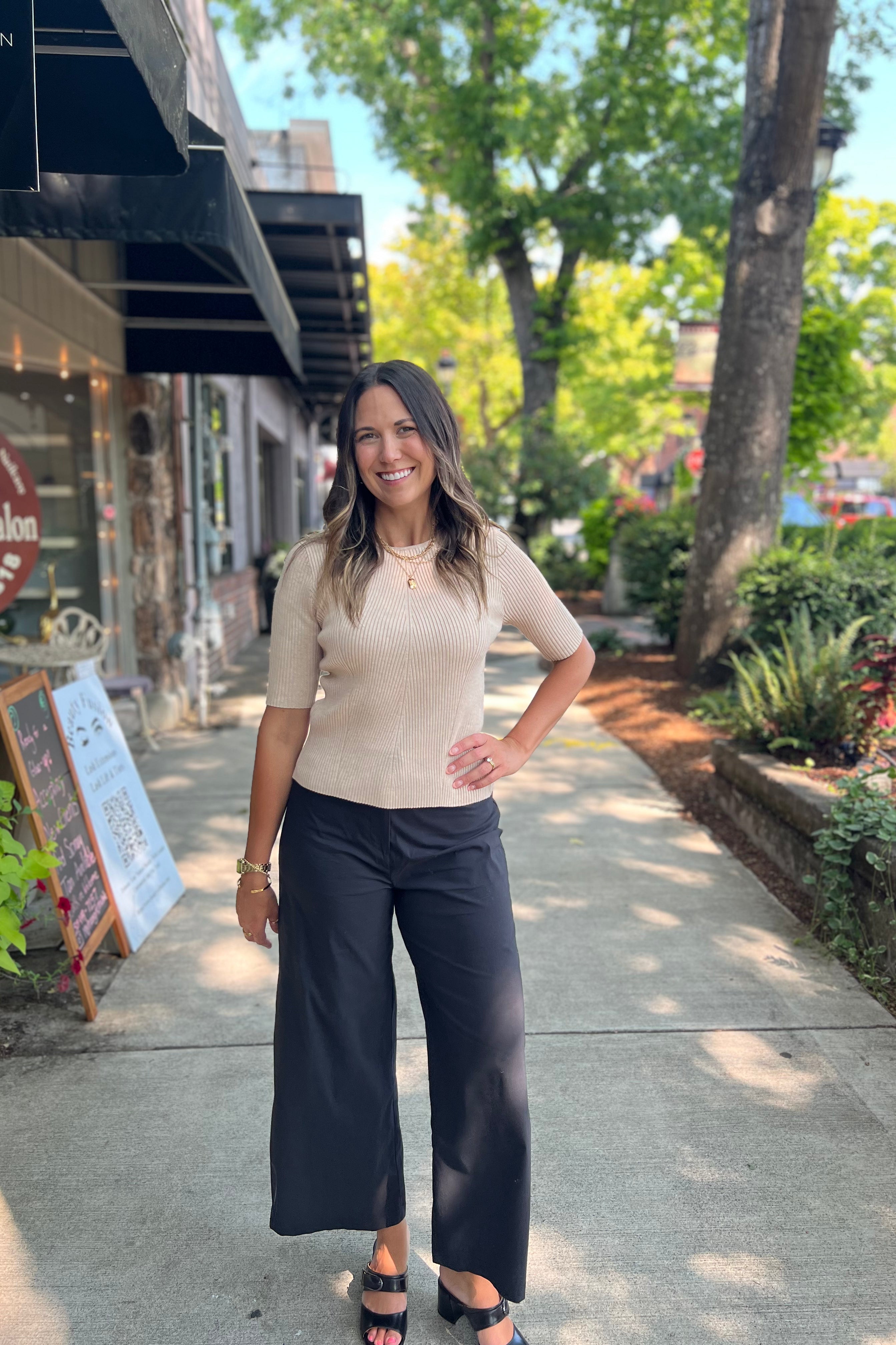 Designed for both comfort and style, the Pocket Science Pant features a super light cotton blend fabric that feels soft and breathable. Its wide-leg, cropped silhouette creates a relaxed yet polished look, ideal for professional settings or casual outings. The flat elastic waistband provides a secure, comfortable fit without sacrificing ease of movement.&nbsp;