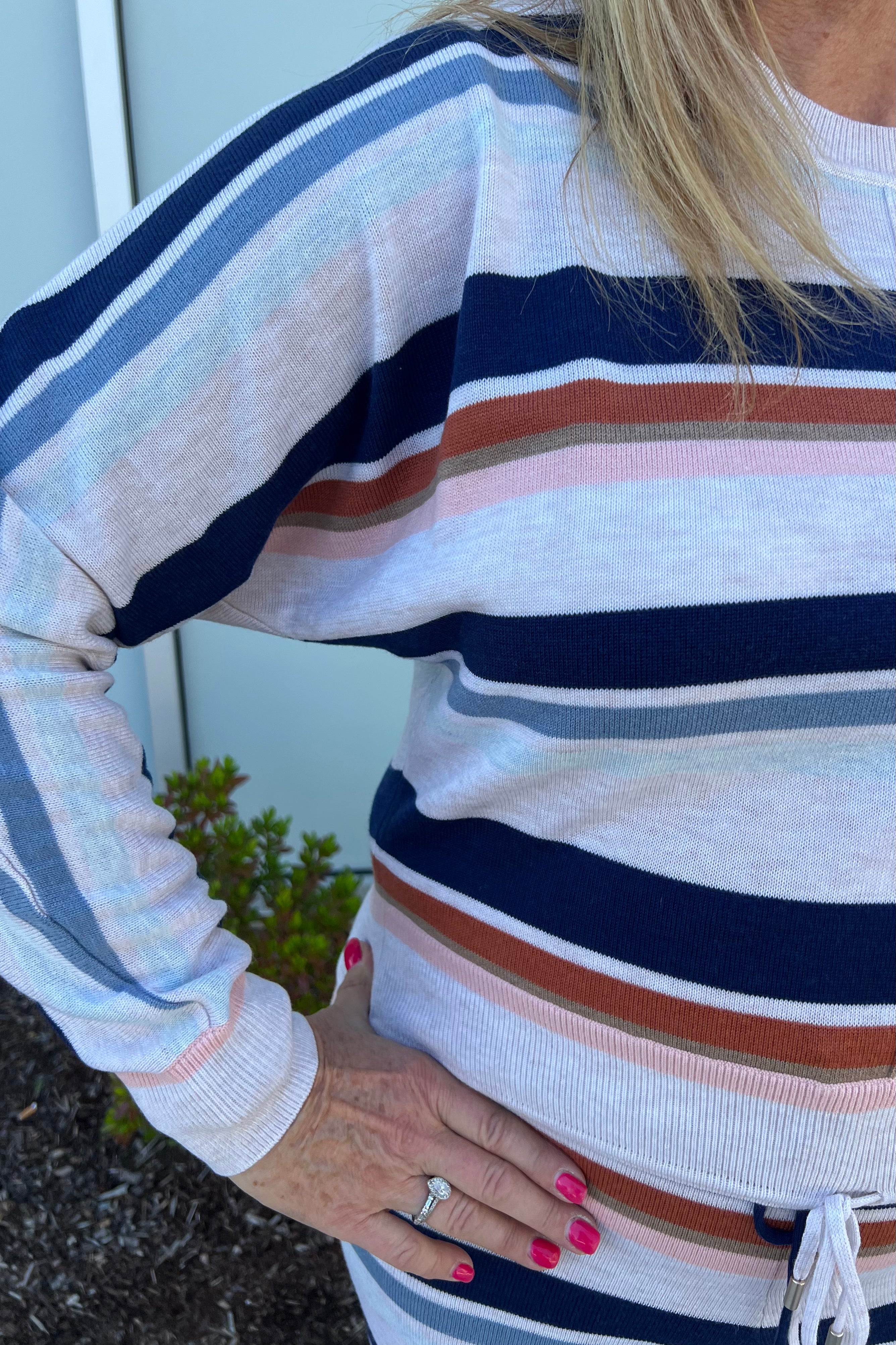 The Polly drawstring sweater features a charming lightweight striped design with long sleeves and a relaxed fit, making it an ideal choice for staying comfortable on chilly winter evenings.

Round neck
Long sleeve