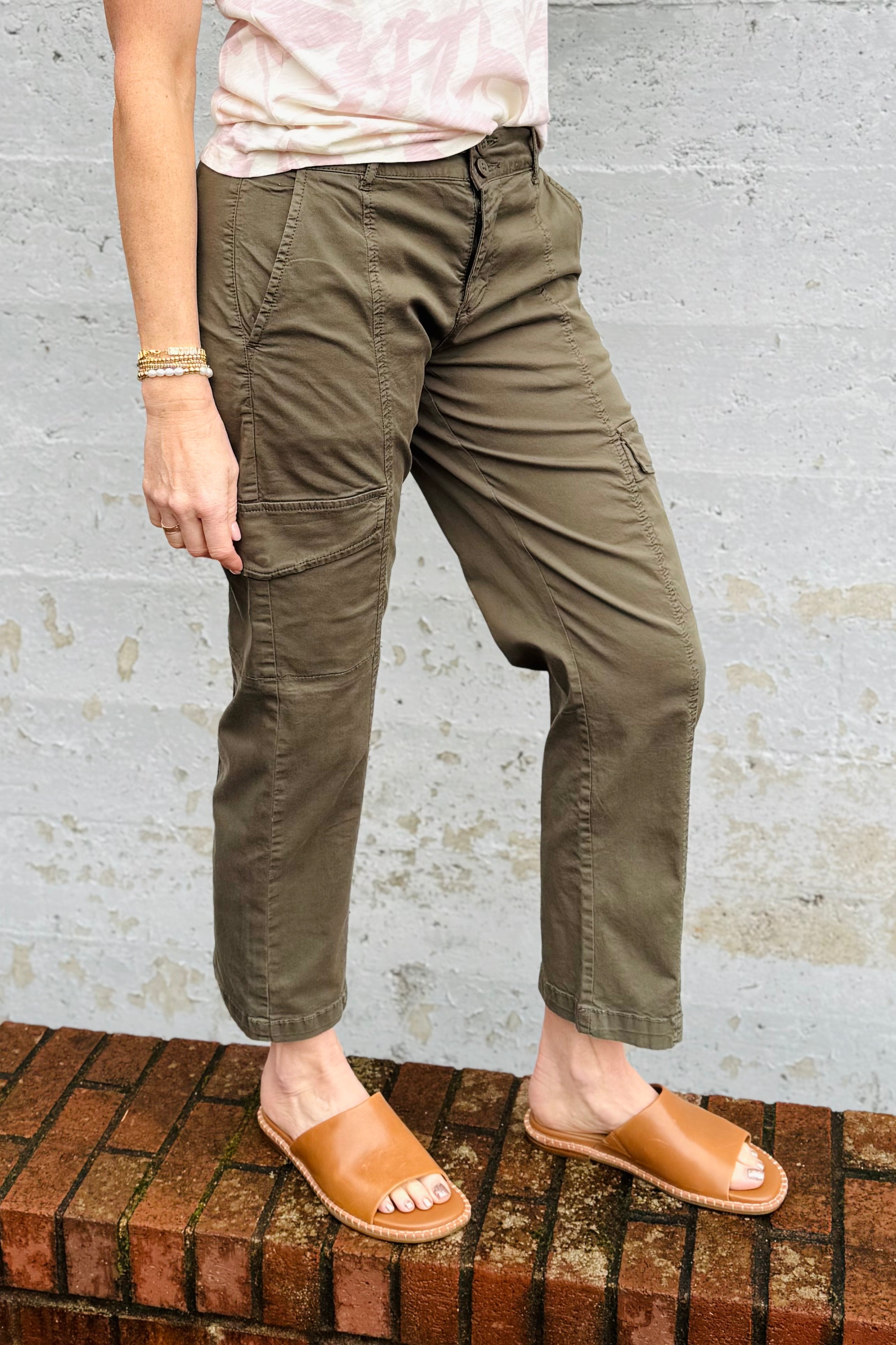 The perfect pant for the Spring and Summer in PNW. The people in Camas and Ridgefield love a straight cropped pant especially this perfect green color by Sanctuary.
