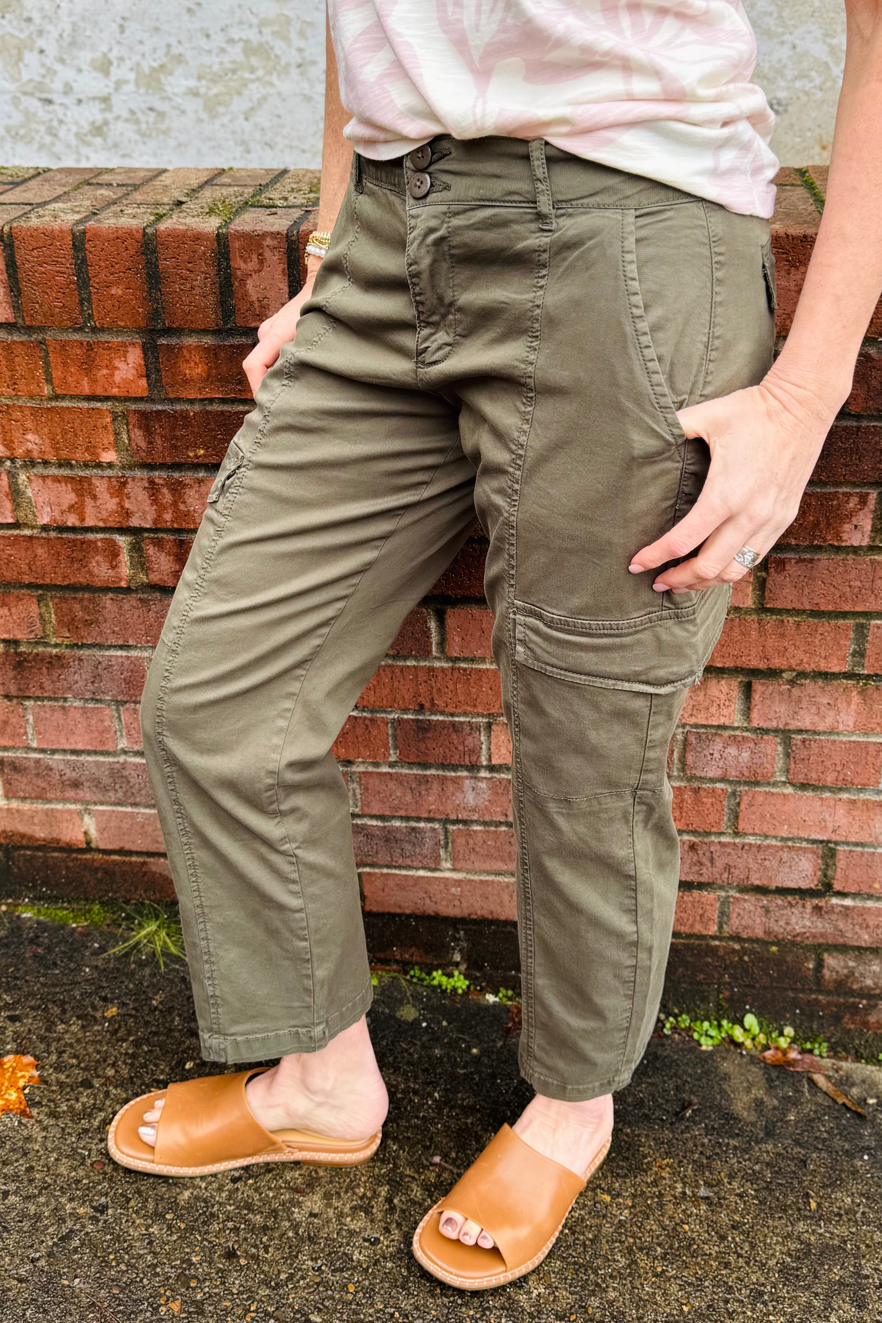 The perfect pant for the Spring and Summer in PNW. The people in Camas and Ridgefield love a straight cropped pant especially this perfect green color by Sanctuary.