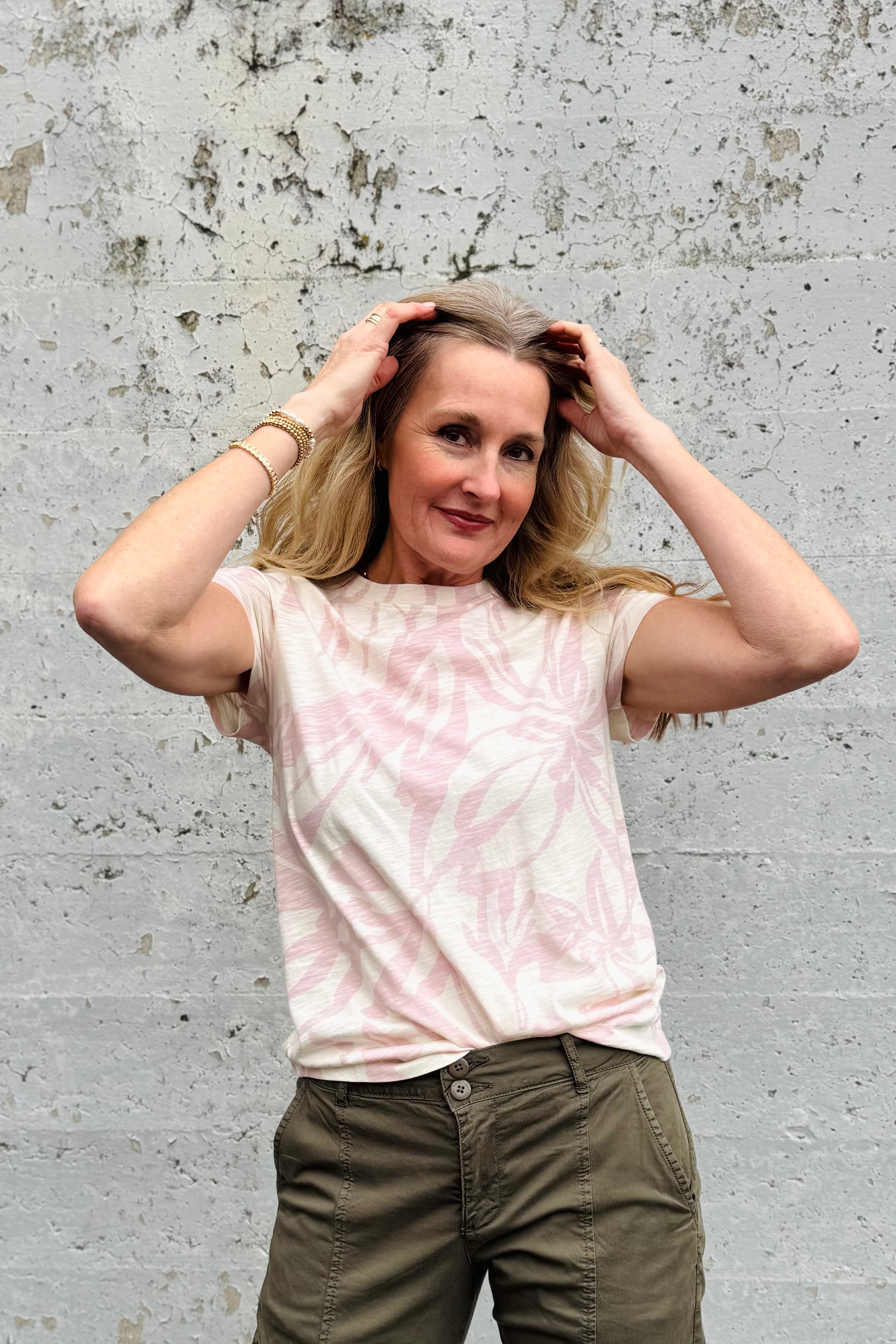 The perfect tee is a staple here at Arktana!! WE love a good t-shirt and this one is the perfect fit. Great splash of light pink pairs well with olive green pants. 