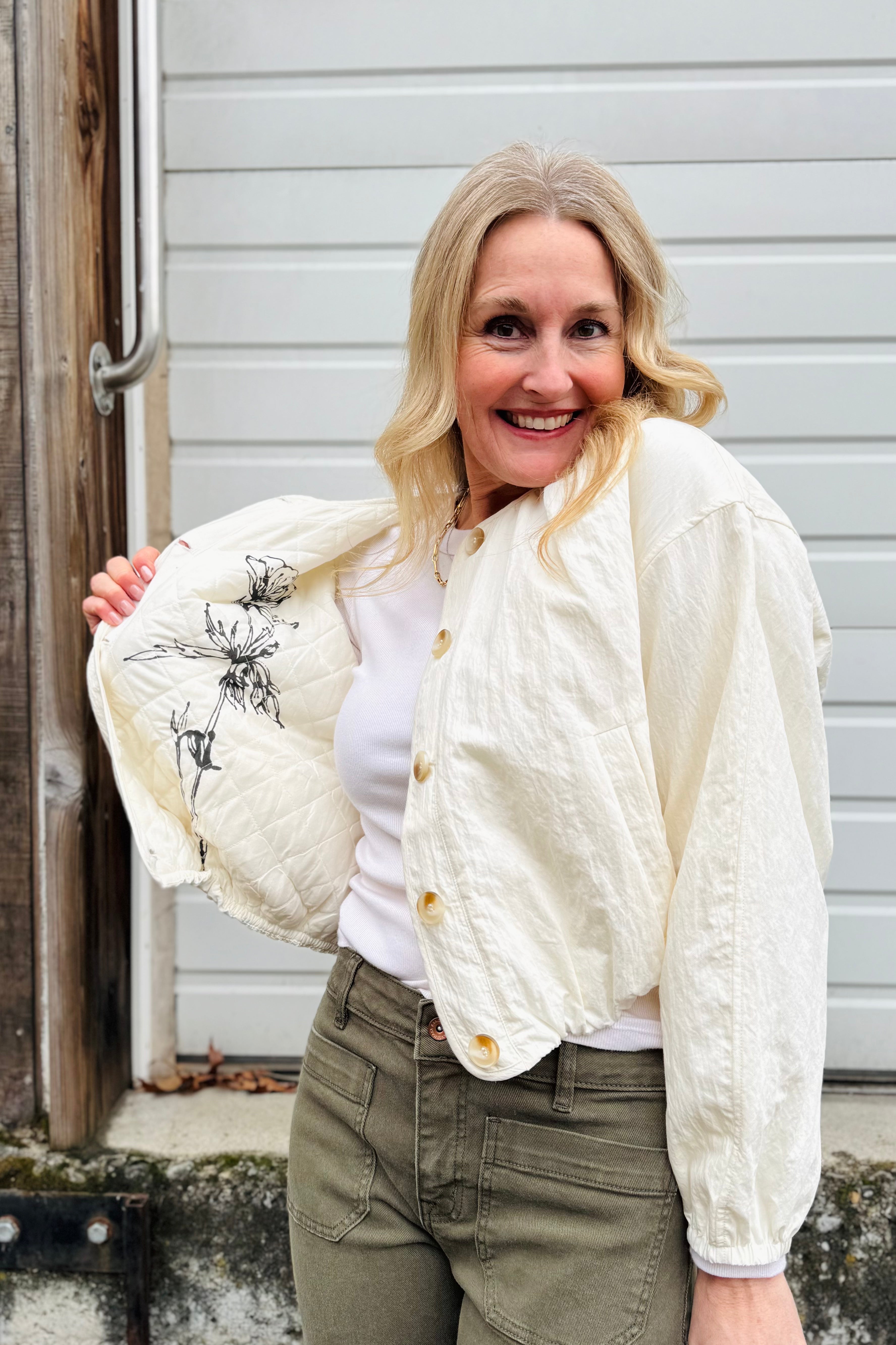 The cutest Arktana Jacket from Sanctuary!! This is such a verstile Jacket that you can wear for all the seasons. Spring and summer staple. wear with denim, skirts and dresses. Also amazing Traveling piece for those chilly nights