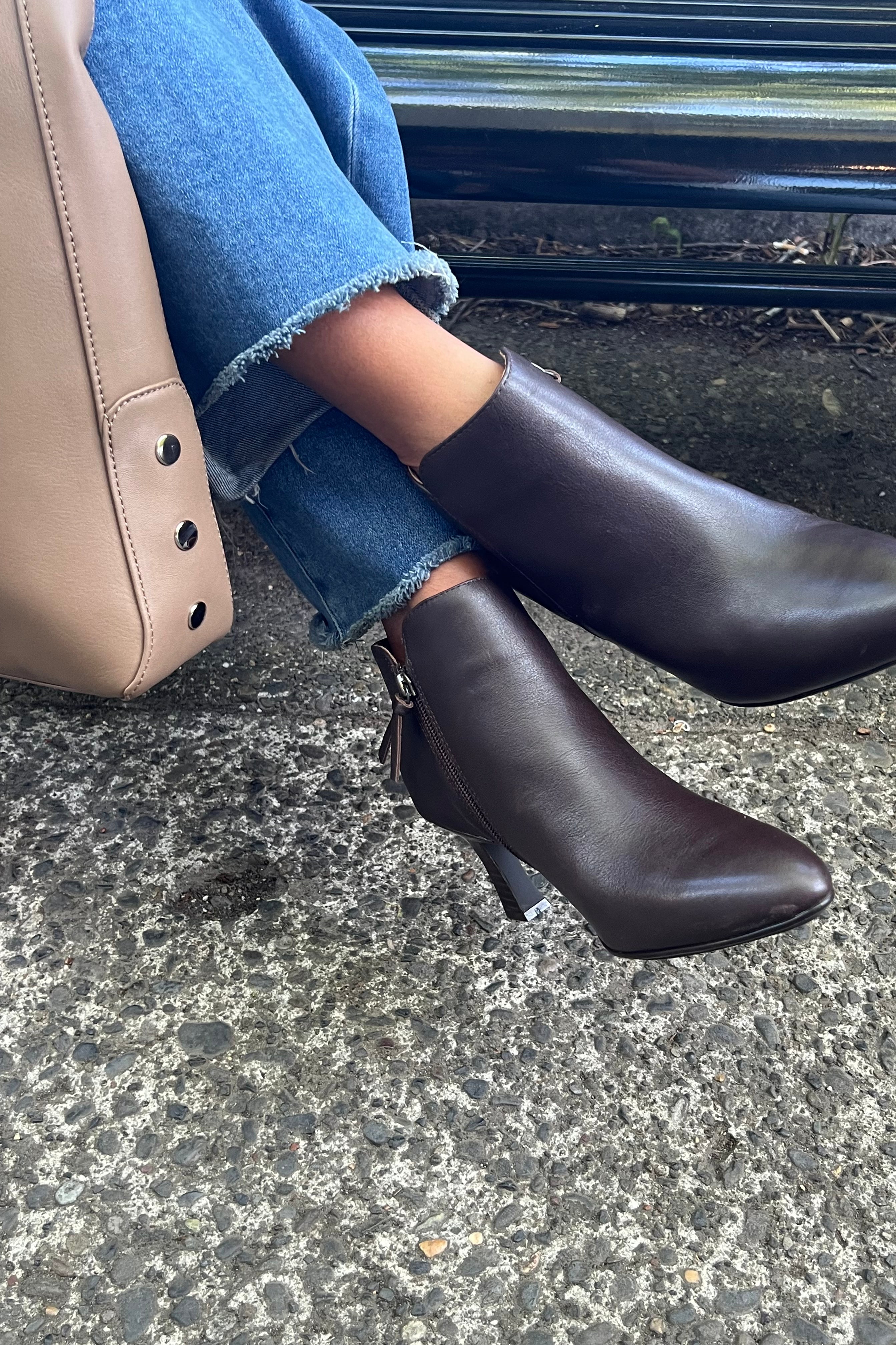 The Sasha’s alluring silhouette is perfect for nights out, office looks and those occasions you want to look and feel your best, no matter what it’s like outside. It has a kitten heel for walkability with style and it’s made with sealed seams to help keep your feet dry.

From our AQUA Söfft collection, in waterproof suede and full-grain leather with seam-sealed construction for wet-weather protection
Side zipper with suede or leather pull
Soft microfiber lining
Soft microfiber-lined footbed.
