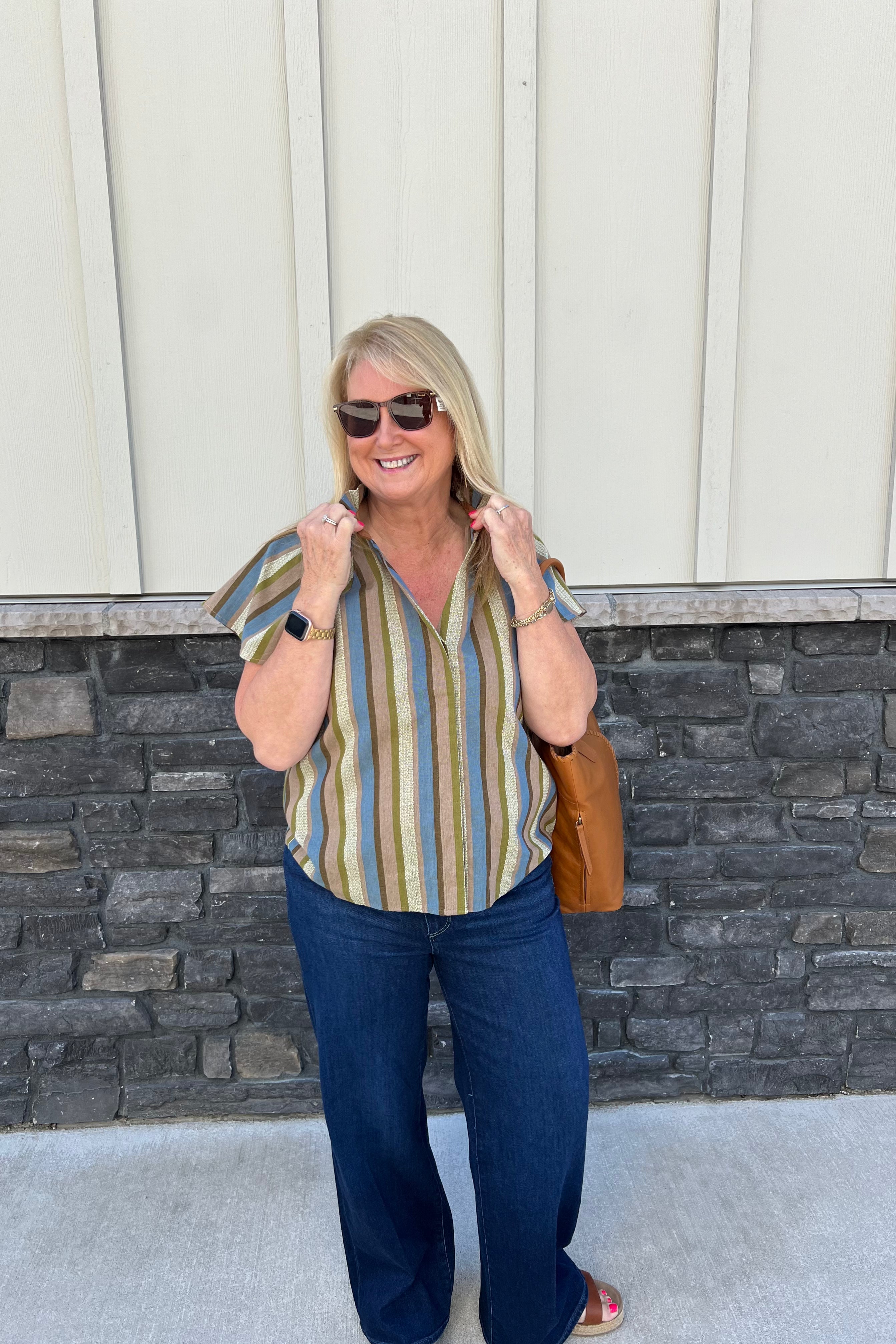 This short-sleeve top features a striped pattern with a V-neckline, enhanced by a split collar adorned with a small flutter. It offers an edgy sleeve design and a relaxed fit for comfortable, stylish wear.

V-neck
Ruffle collar
Short sleeve