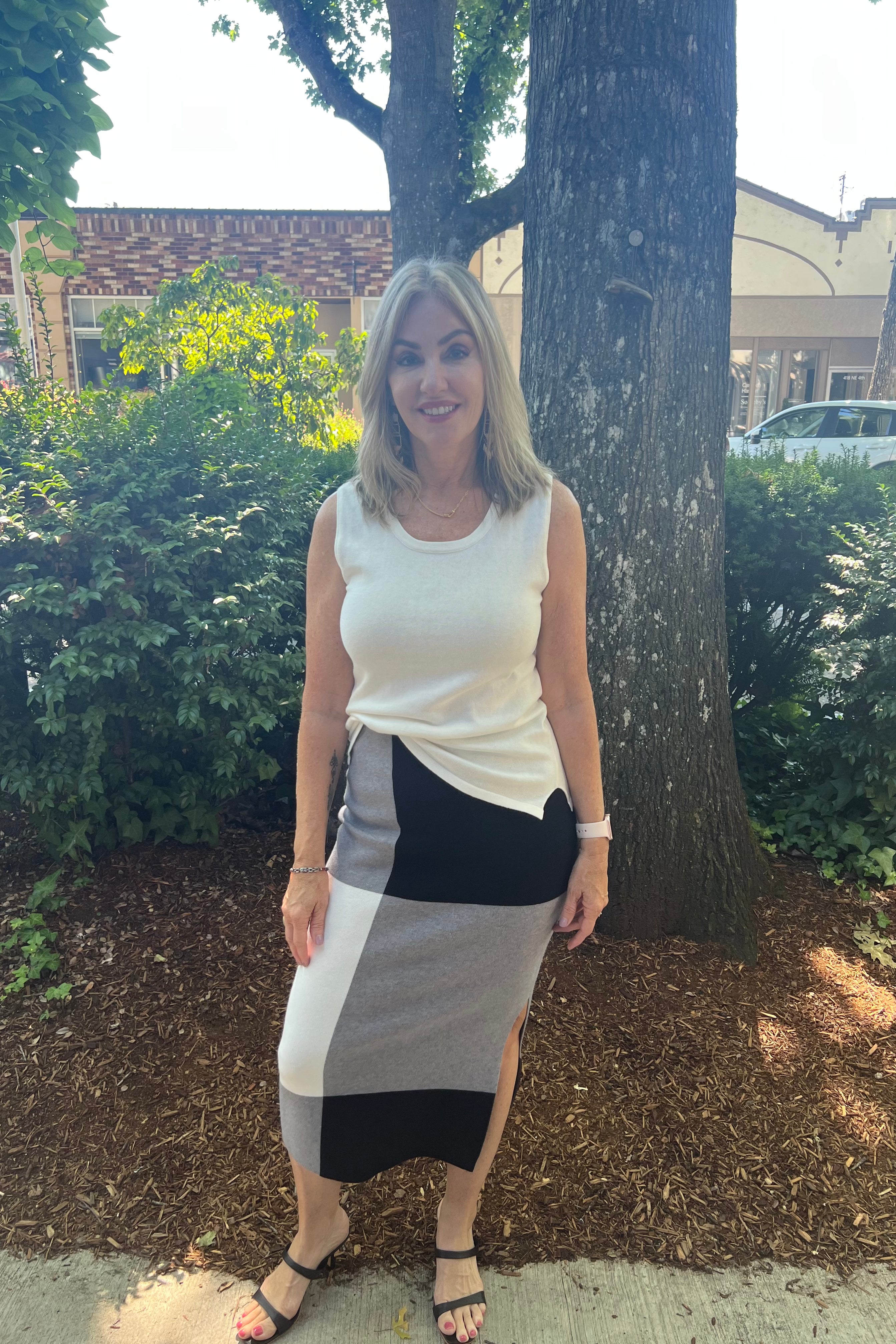This stylish layering essential features delicate side slits, an ultra-soft fabric, and a classic scoop neckline for refined comfort and versatility.

Scoop neck
Side slits