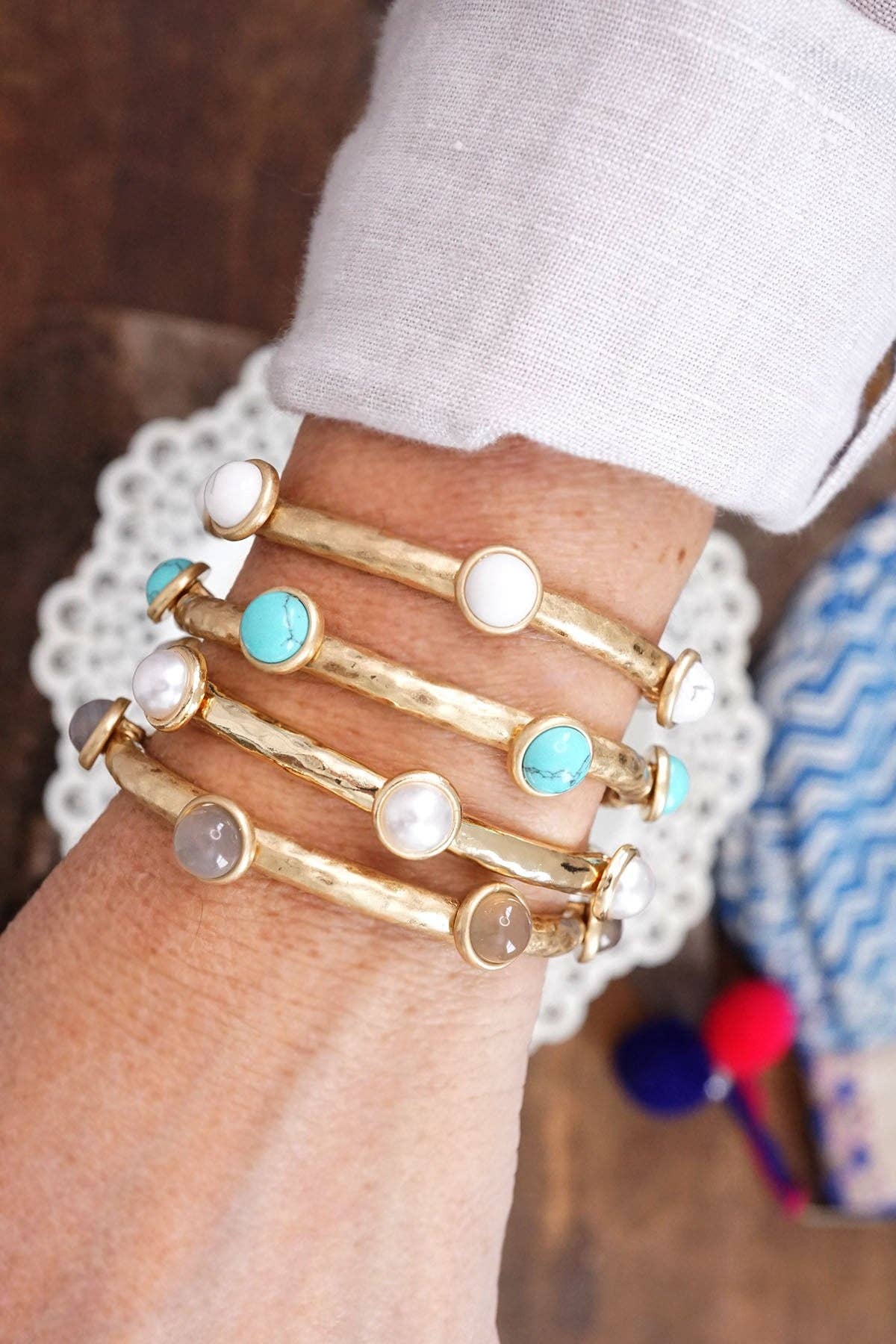 Jeweled Golden Bangle:Shiny Gold/Pearl