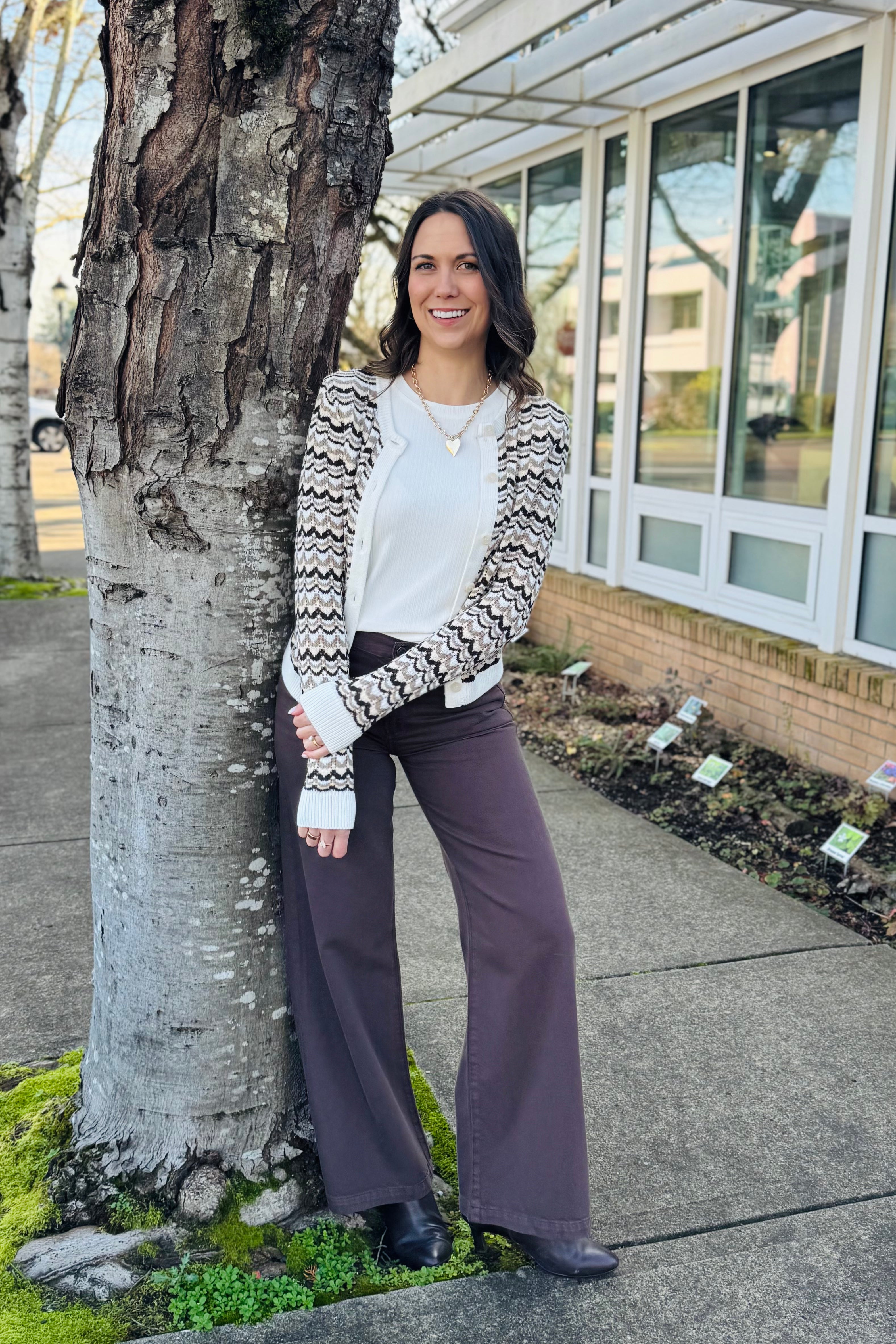 Perfect for those crisp Camas and Ridgefield mornings, it’s cozy, lightweight, and easy to throw on. Pair it with a tank and jeans for running errands, over a dress for brunch with friends, or with leggings for a weekend coffee run. Easy, comfy, and cute  basically your new “grab-and-go” piece for spring. Find it now in Camas and Ridgefield and step into the season effortlessly!